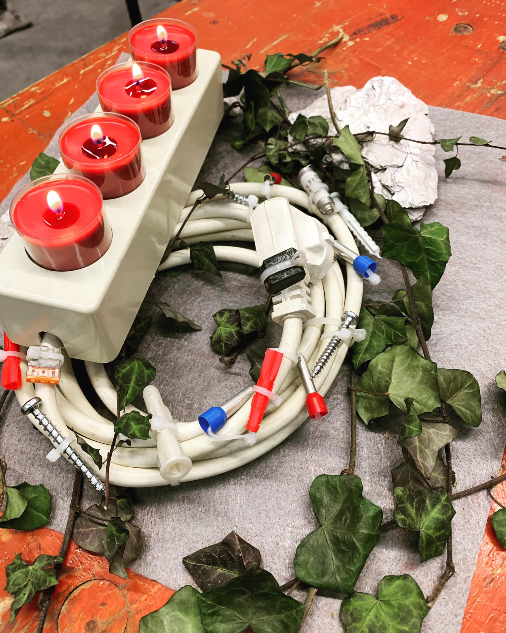 Das 4. Kerzchen an unserem Elektriker-Adventskranz brennt. Damit wünschen wir Ihnen und Ihren Liebsten ruhige und besinnliche Feiertage und einen guten Start ins neue Jahr 🎁🍾