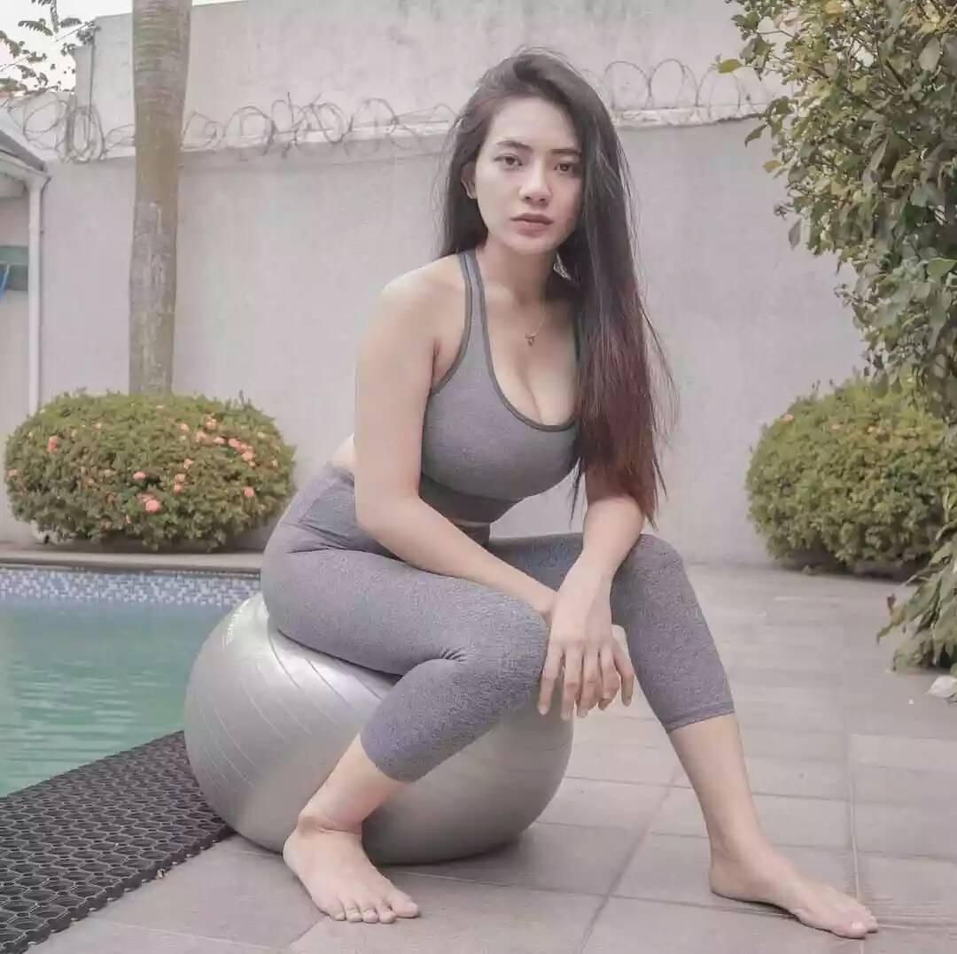 Artis Wanita Indonesia Pake Tanktop, Shirt & Bra