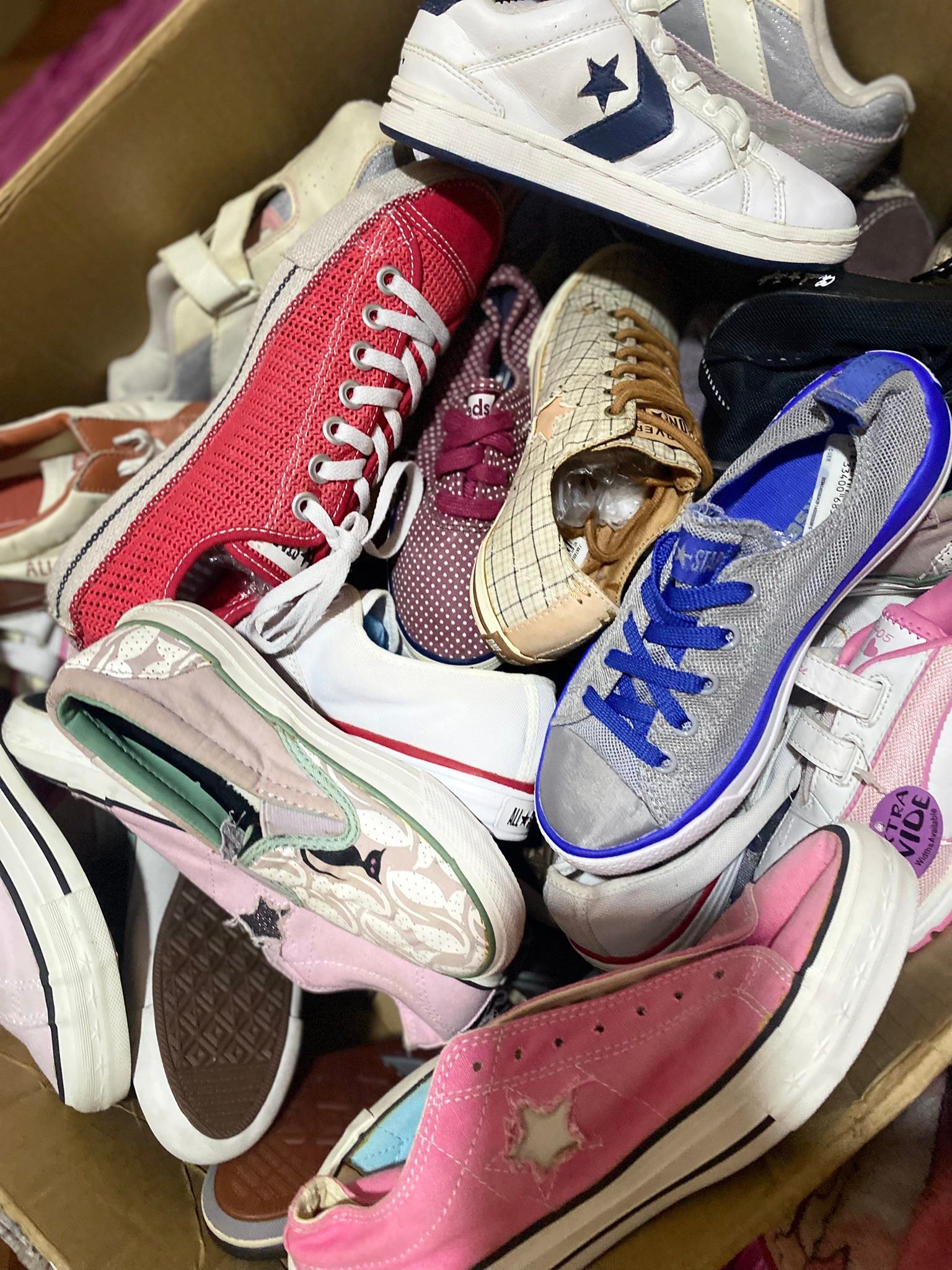 Hola Compre en una tienda el album de JNJM de los converse pero 