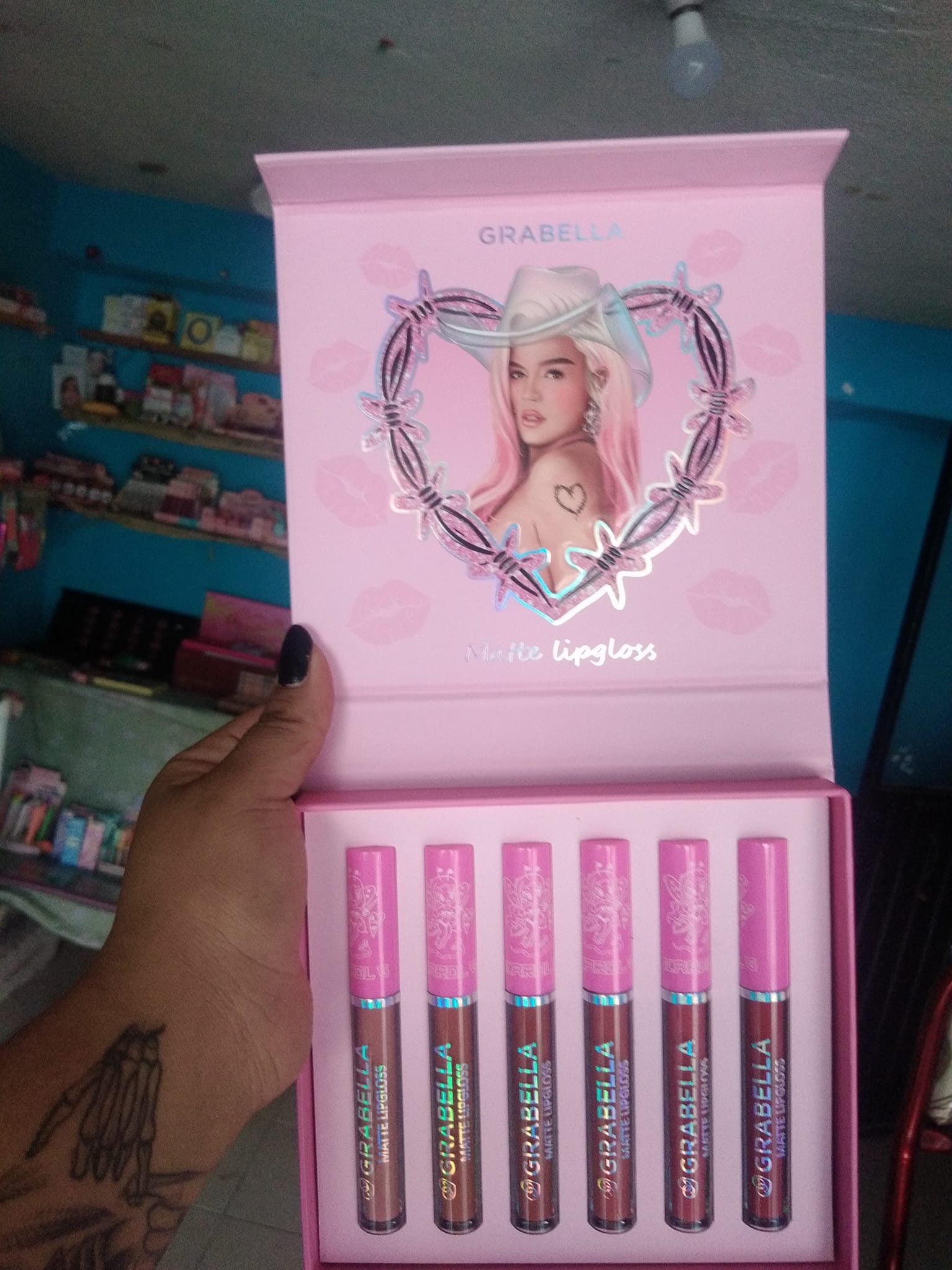 🎶🎼🎀 GIRABELLA 🎀🎼🎶 SET labiales karol G 3 rojos 3 rosas