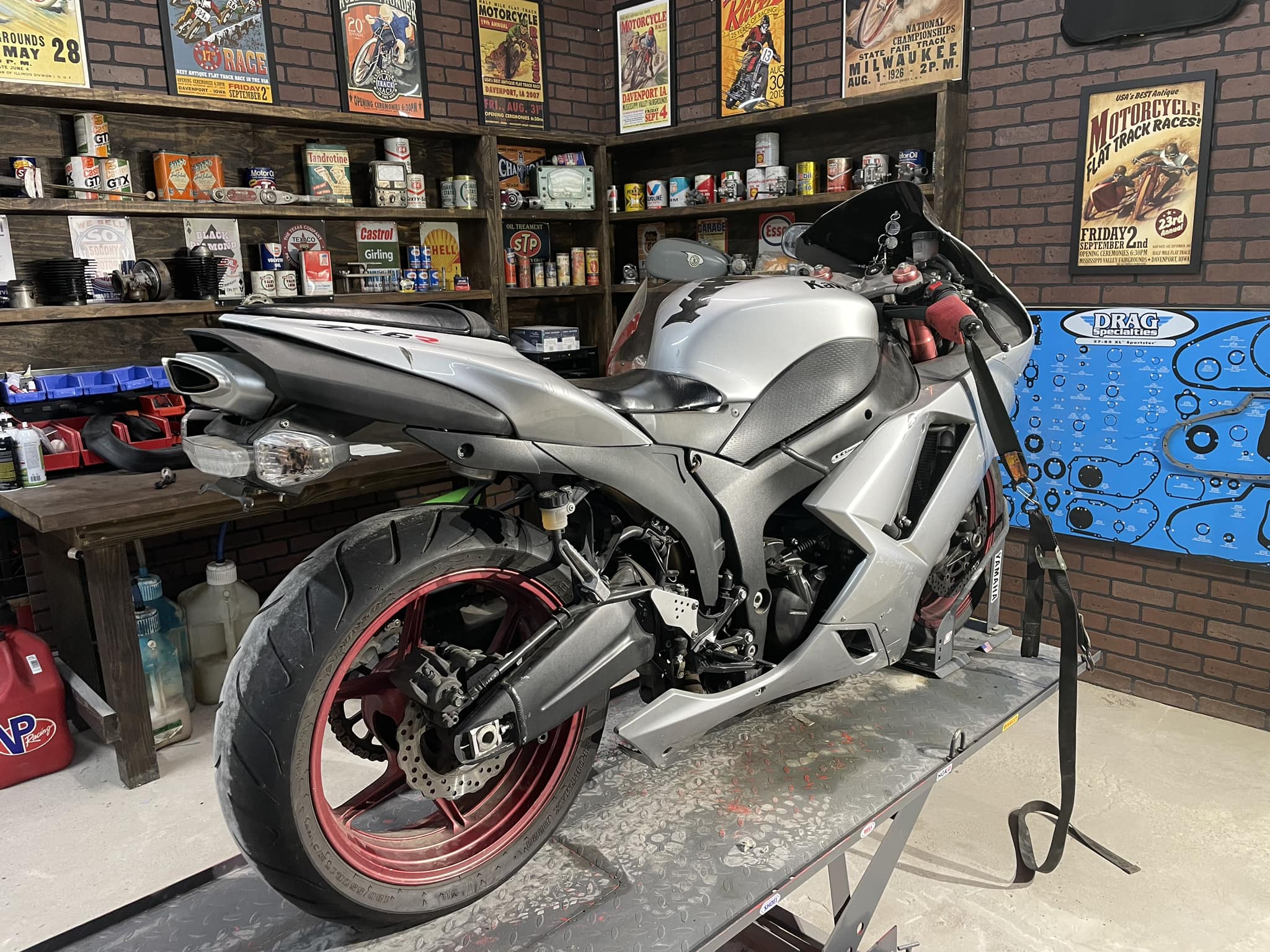 Modified 2005 Kawasaki ZX6R with modern look