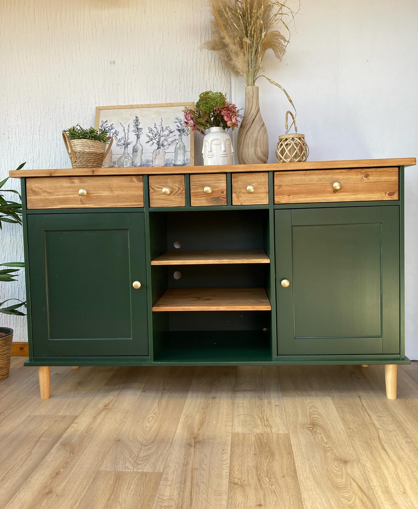 Ikea Stornäs Sideboard in dunkelgrün. #ikeastornäs #sideboard #ikeahacks #ikeahemnes #ikeahemneshack #meble #upcycle #upcycleathome #upcycling #upcyclingfurniture #butelkowazieleń #dunkelgrun #m