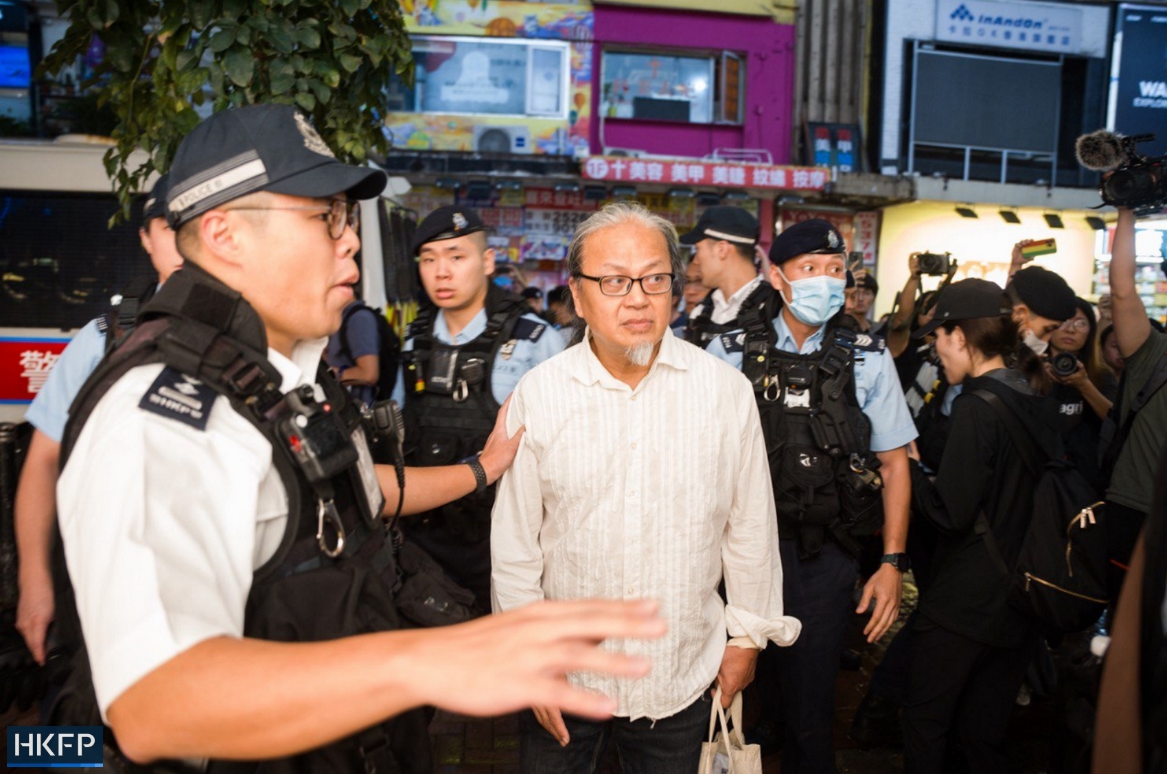 Hong - Artist Sammu Chan was surrounded by police officers and ...
