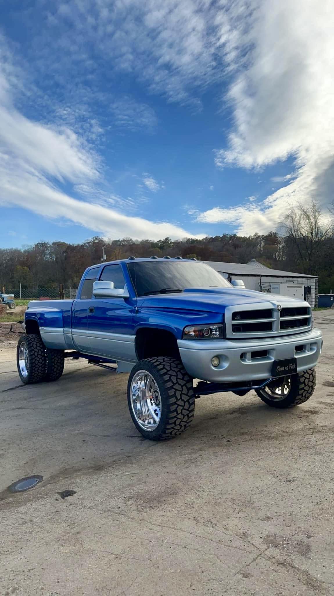 Tow Rigs - One Clean Second Gen Dually 😎