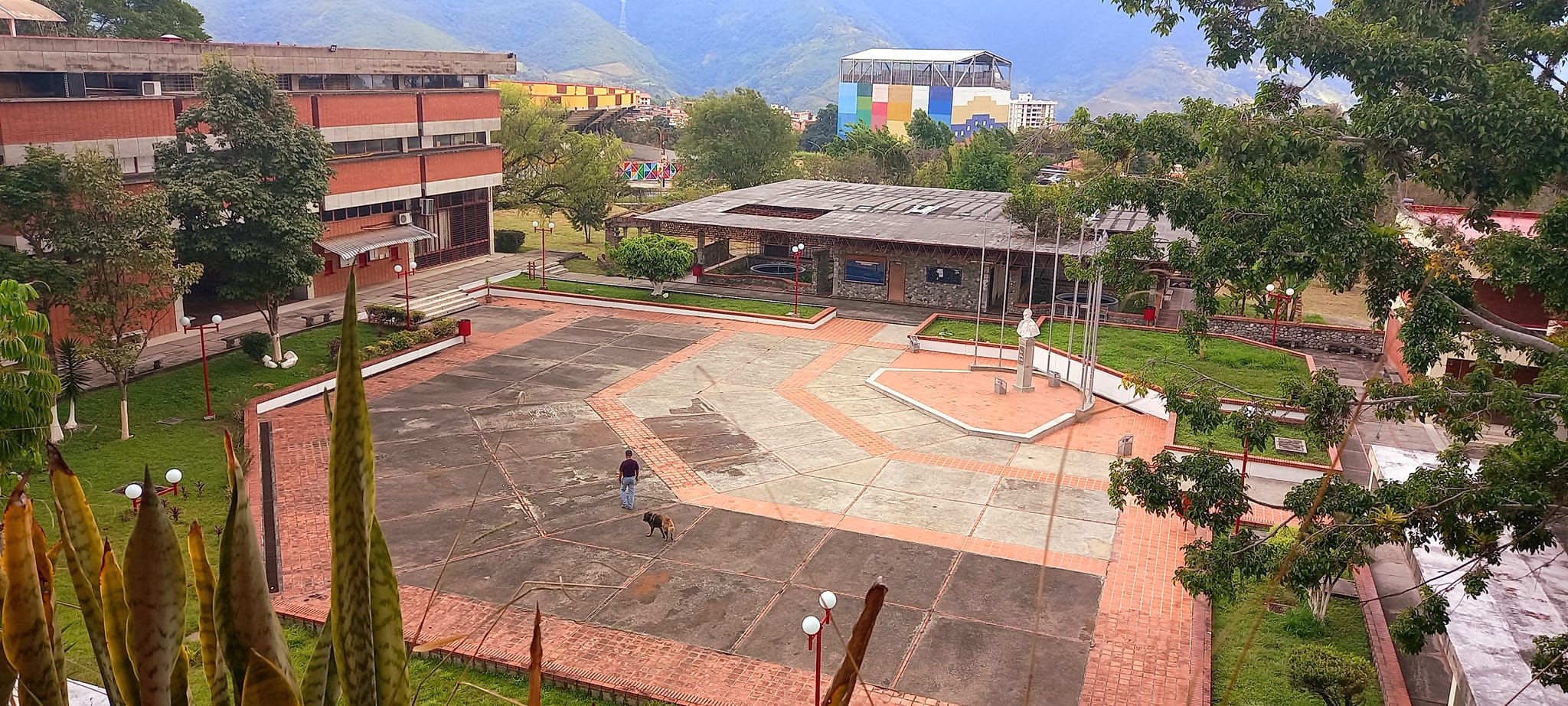 Patio Central. Facultad de Ciencias Jurídicas y Políticas. Universidad ...