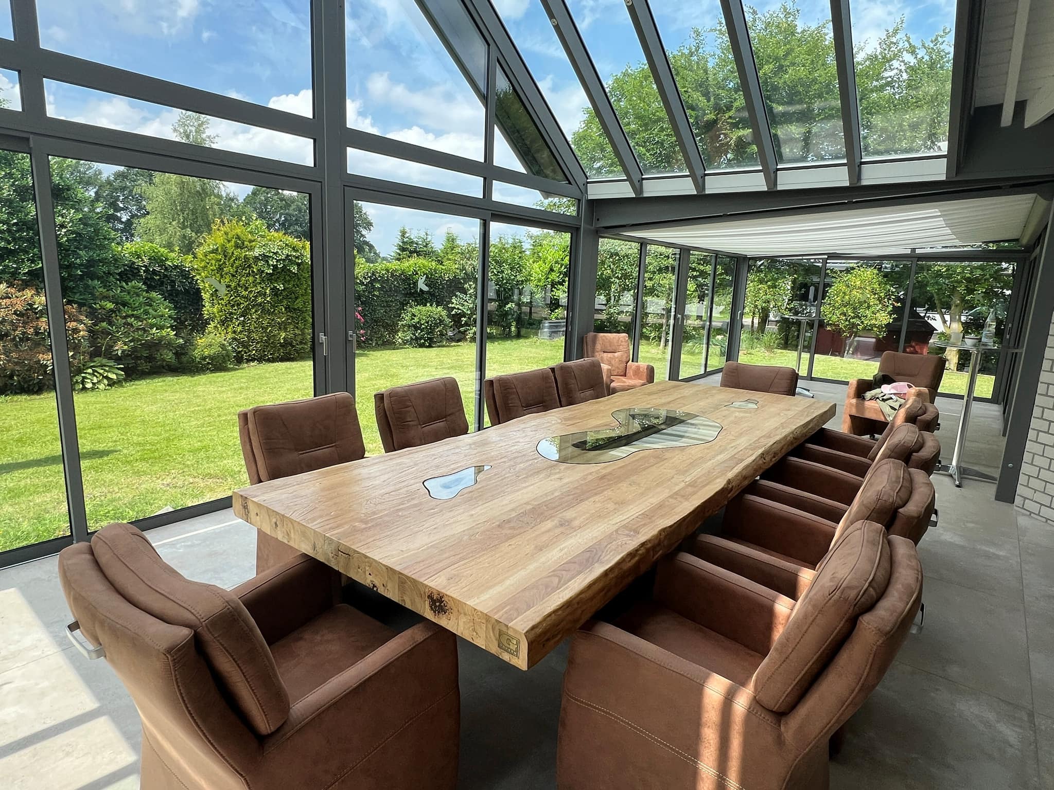 Haben Sie einen Wintergarten und wissen nicht, wie Sie ihn einrichten sollen? Kommen Sie zu Tischonkel! Hier sehen Sie einen Esstisch der Serie 