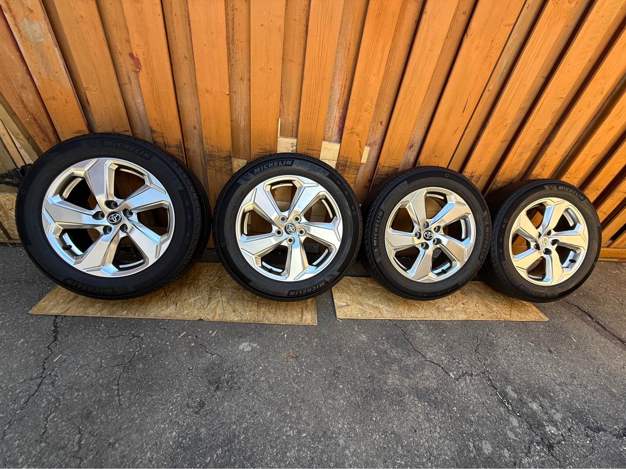 225/60R18 Michelin privacy all season tires with four original OEM