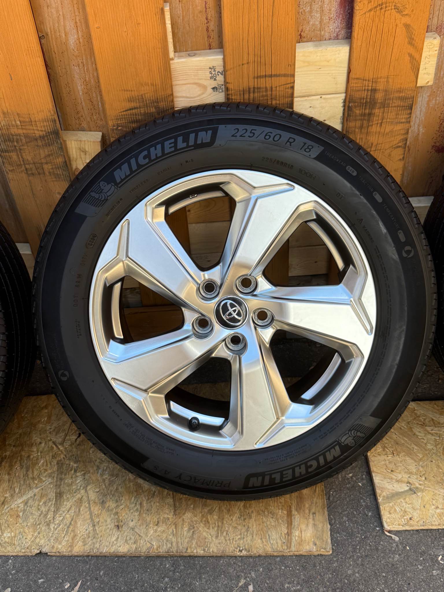 225/60R18 Michelin privacy all season tires with four original OEM