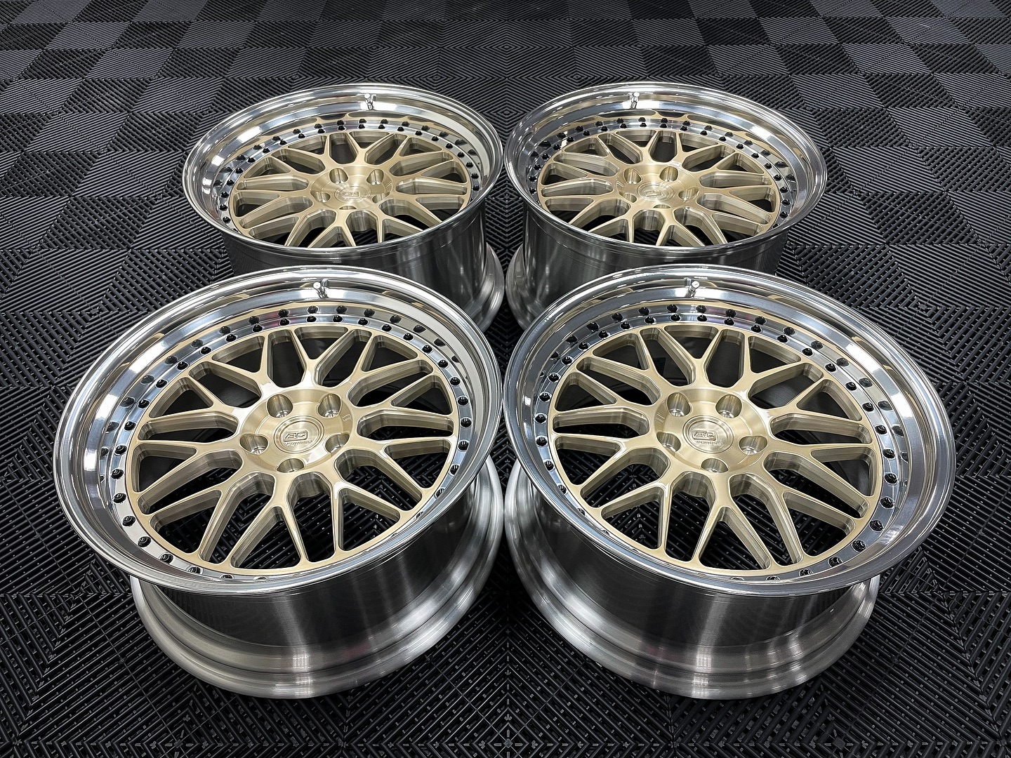 BC Forged NA - MLE81 • Royal Gold center • Polished lip • Black 
