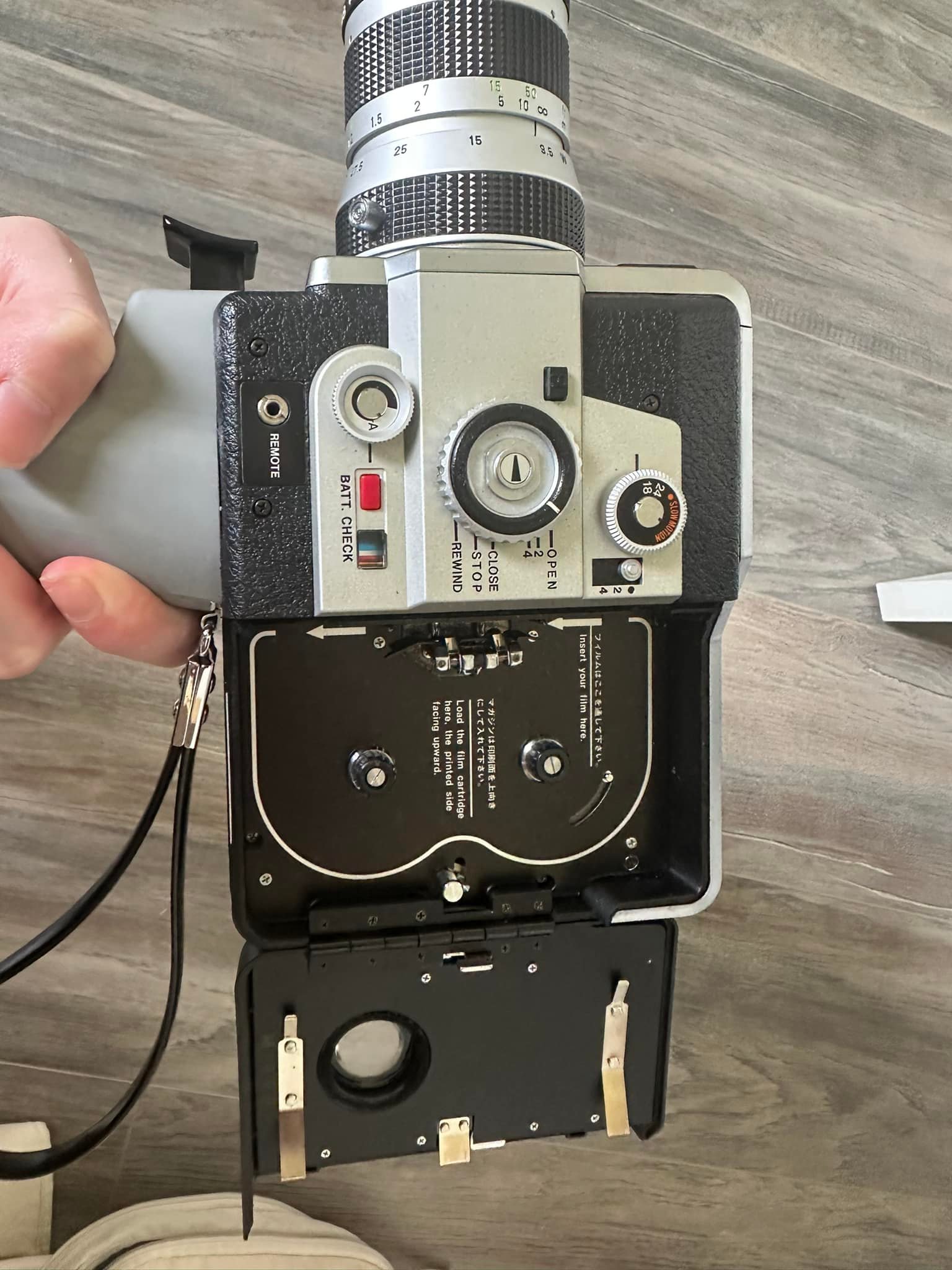 How to use the film chamber on a Canon Single 8 518 SV camera?