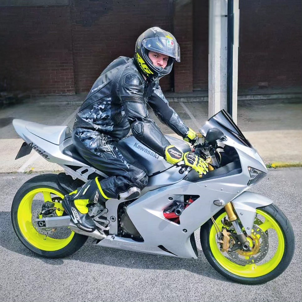 Riding my 1998 ZX6R on a sunny day