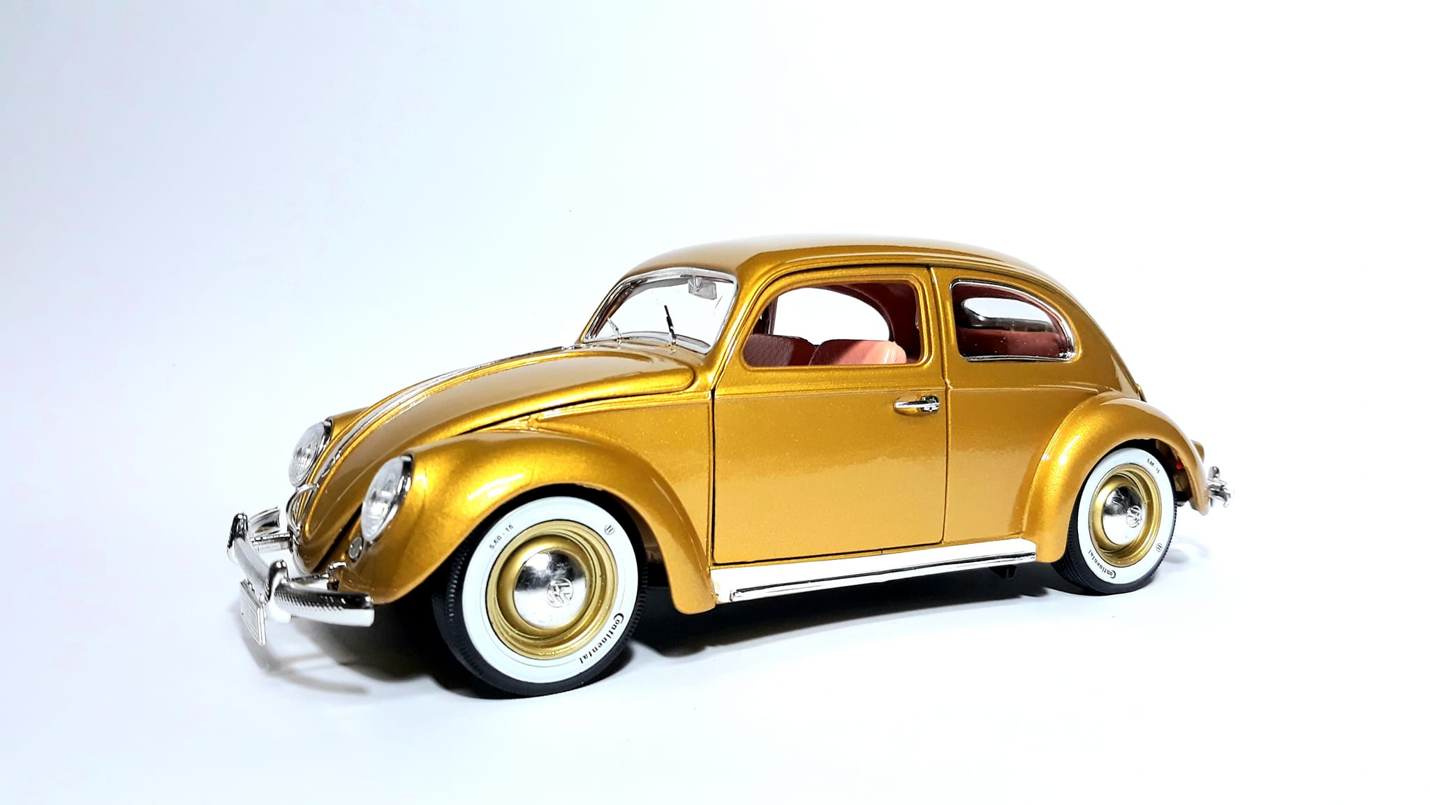1955 Volkswagen Beetle Gold - Burago made in Italy - 1/18