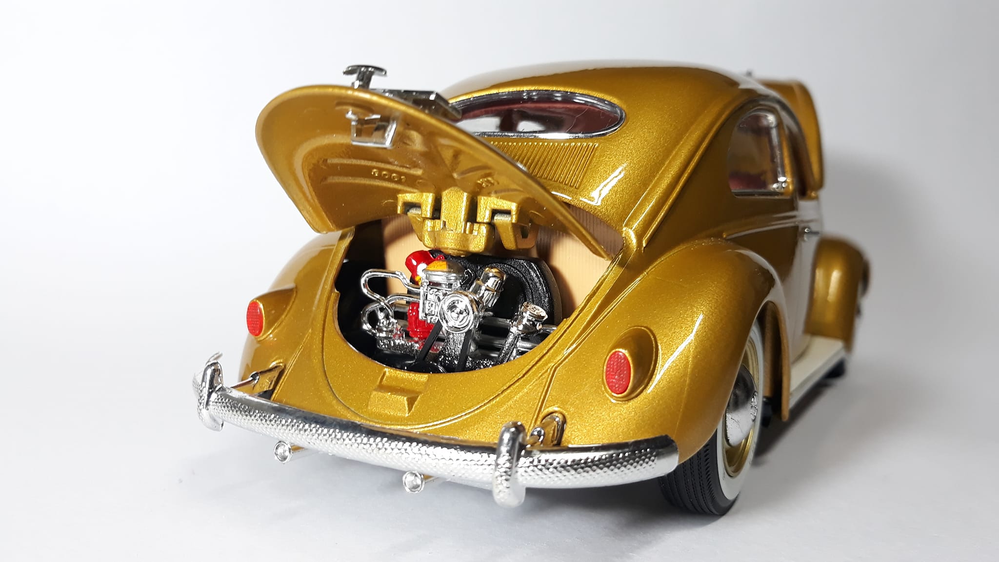 1955 Volkswagen Beetle Gold - Burago made in Italy - 1/18