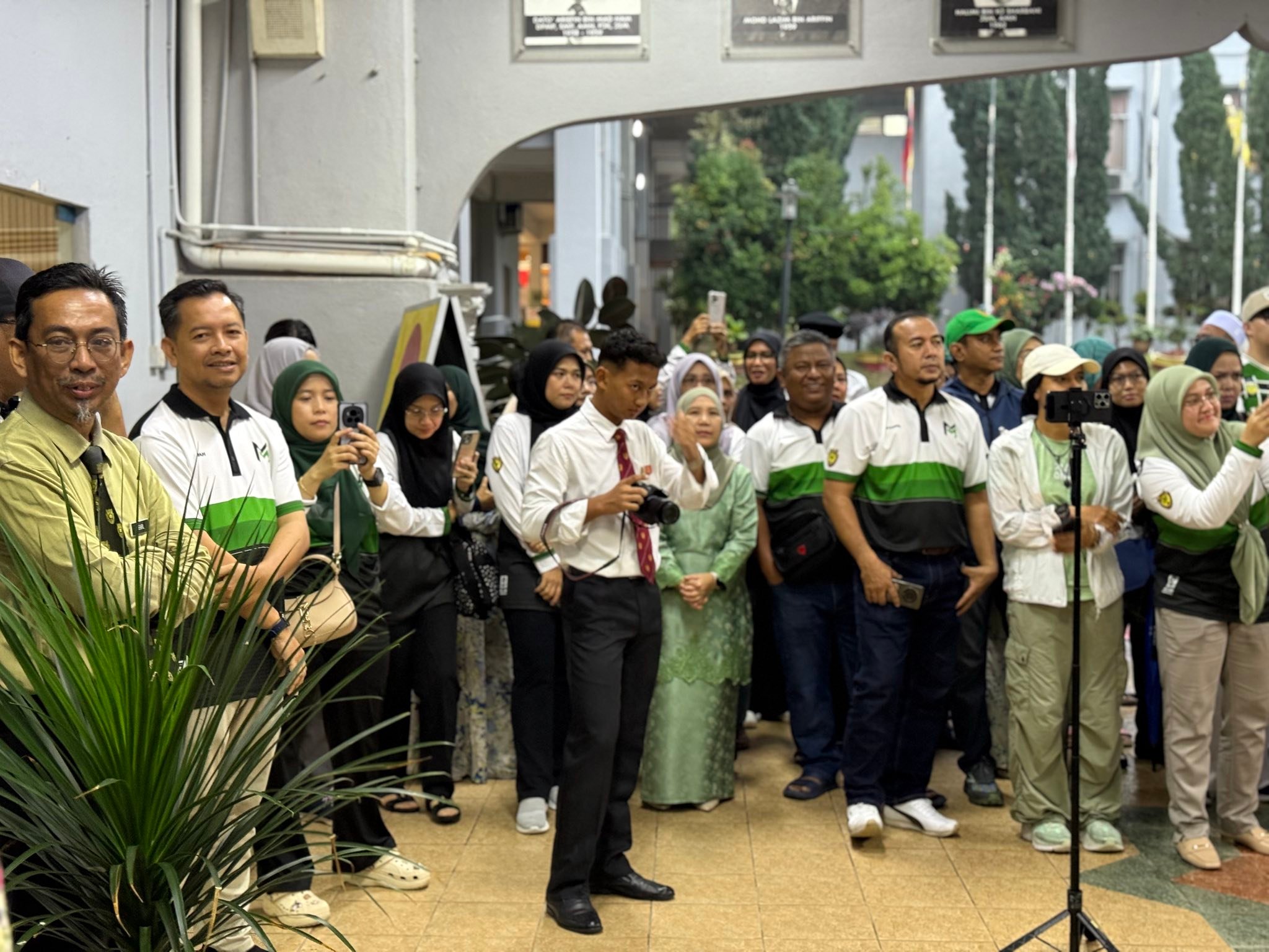 Sekolah - 25 November 2025 Seluruh warga Sekolah Dato’ Abdul Razak ...