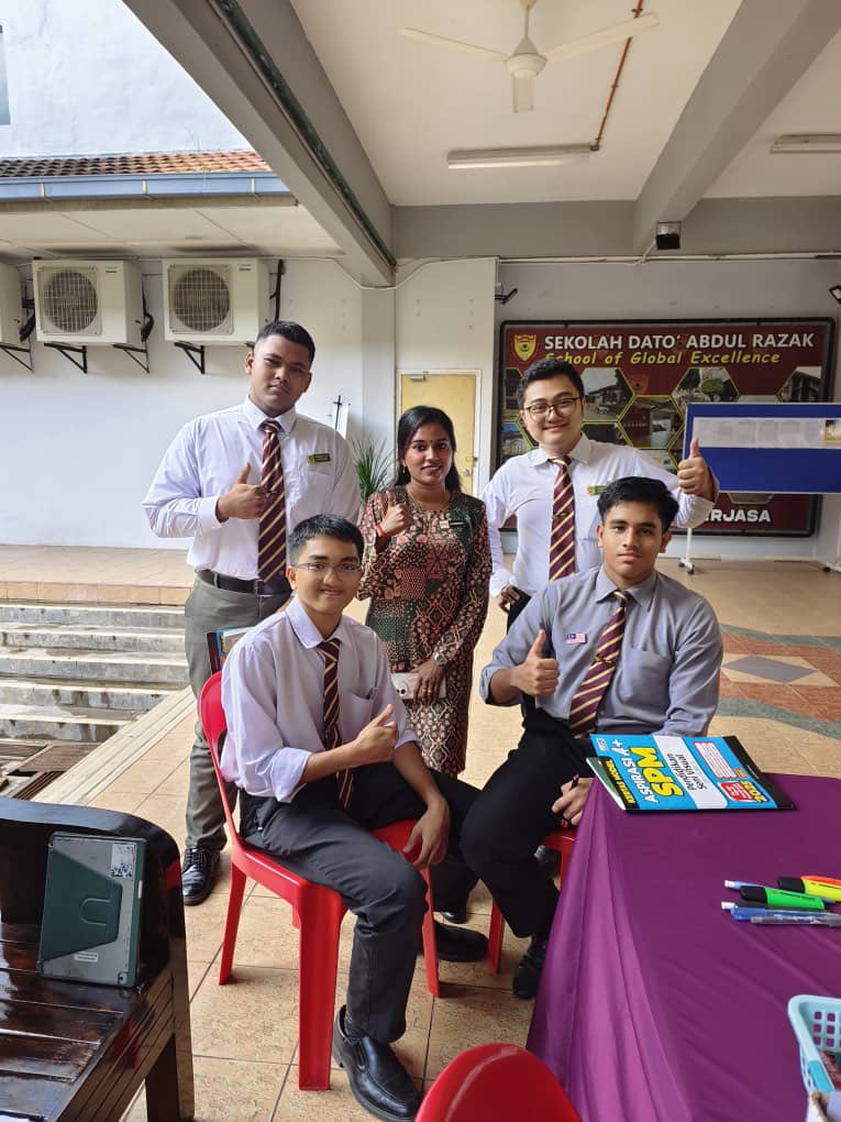 Sekolah - 25 November 2025 Seluruh warga Sekolah Dato’ Abdul Razak ...