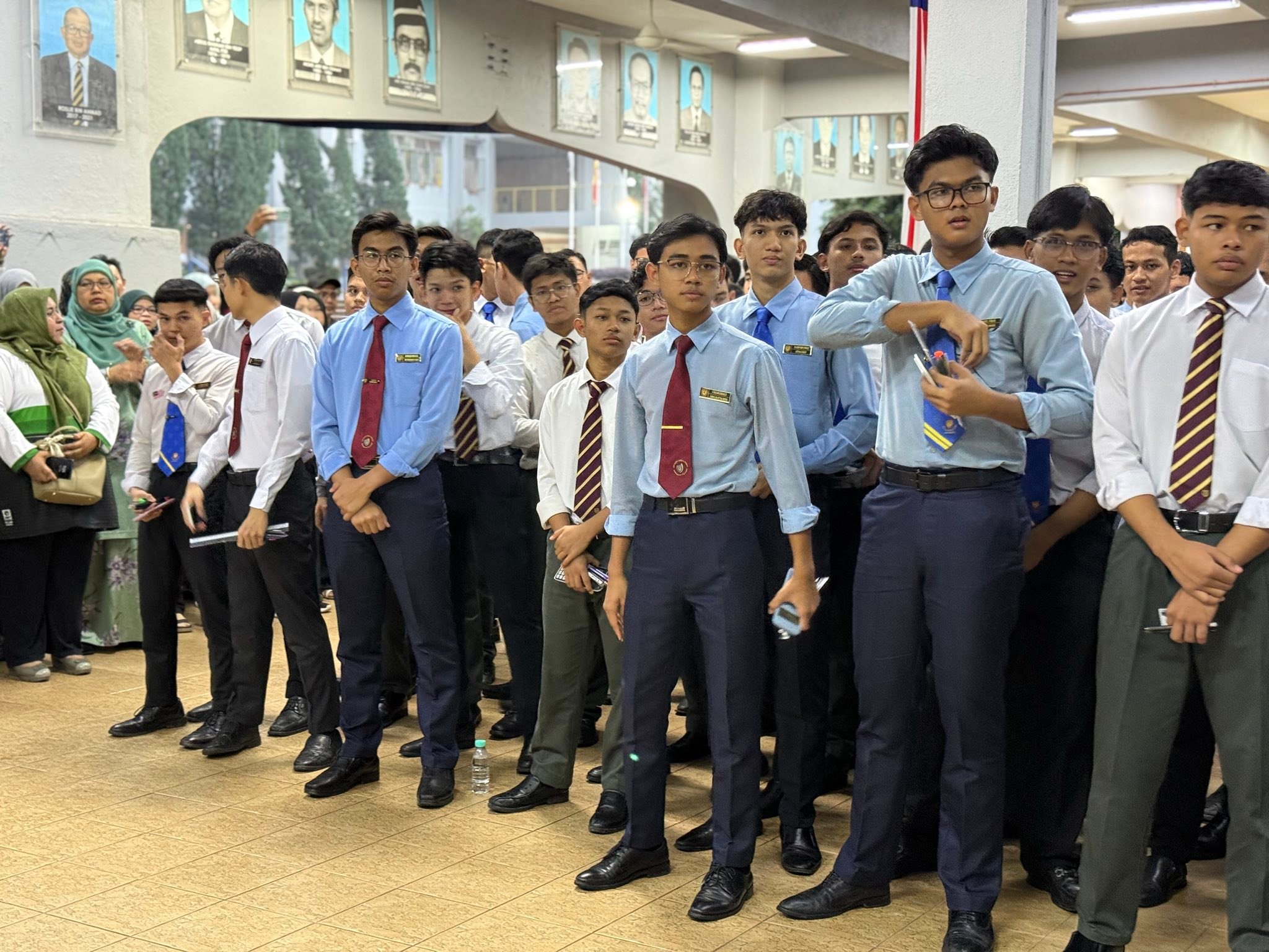 Sekolah - 25 November 2025 Seluruh warga Sekolah Dato’ Abdul Razak ...