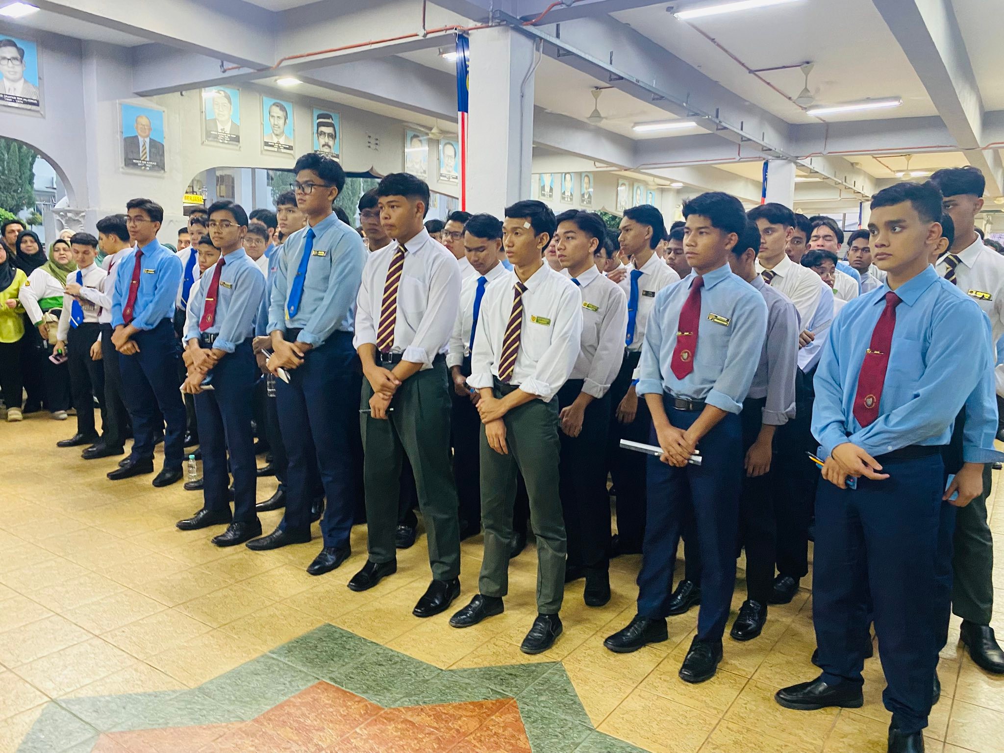 Sekolah - 25 November 2025 Seluruh warga Sekolah Dato’ Abdul Razak ...