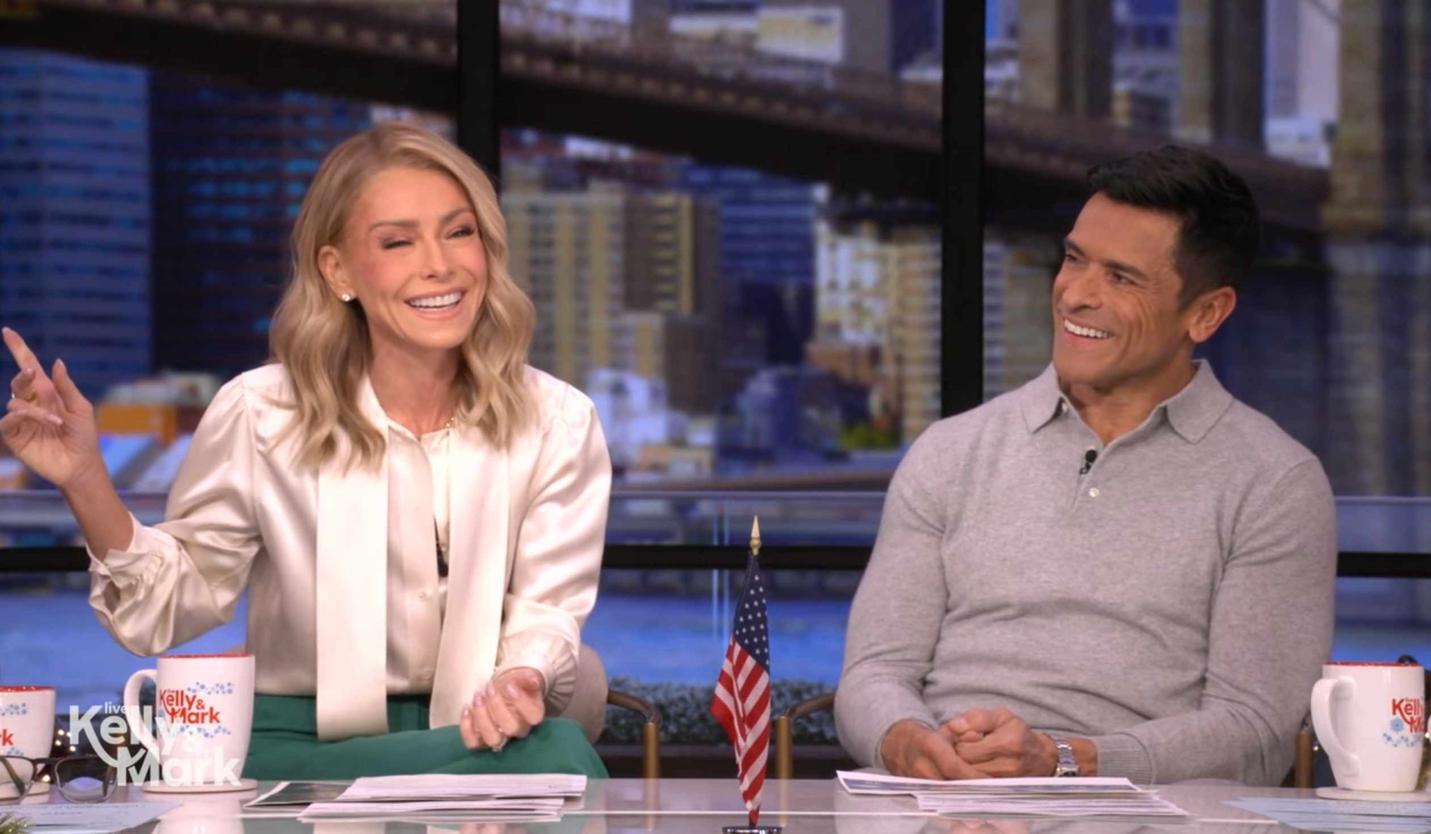 Kelly - Kelly Ripa Appalled By People Who Walk Into Airplane Bathrooms ...