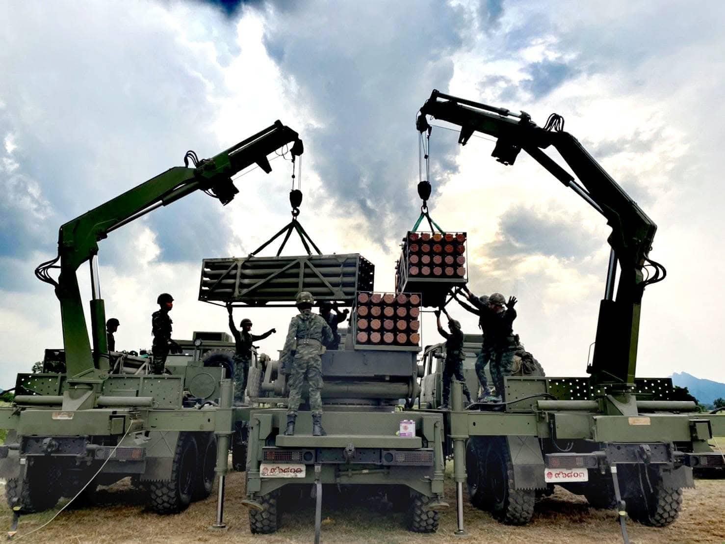 ของดีประเทศไทย - วันนี้ใช้งานจริงแล้ว ⭐⭐⭐⭐⭐ 🇰🇭 SR-4 122 mm. ของไทยดี ...