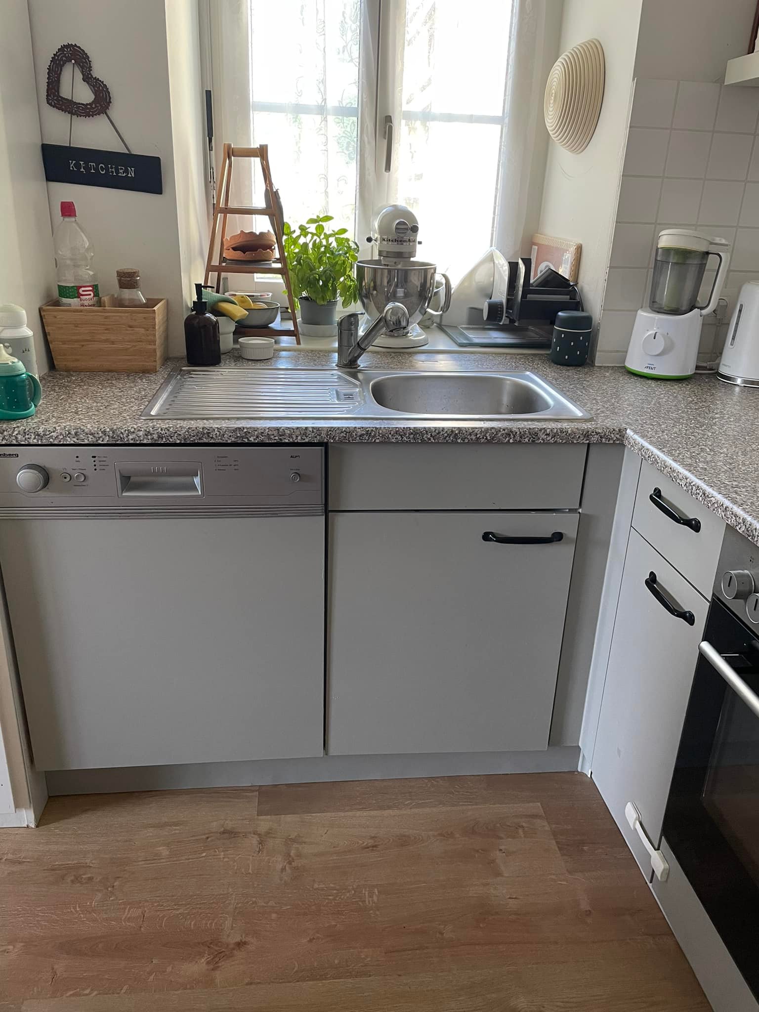 Küche in 8680 zu verschenken!! Der Abbau müsste bitte selbst erfolgen, kann ab sofort stattfinden und müsste bitte bis spätestens 28.7. erfolgen. Geschirrspüler, Ceranfeld und Backofen voll funktionsfähig