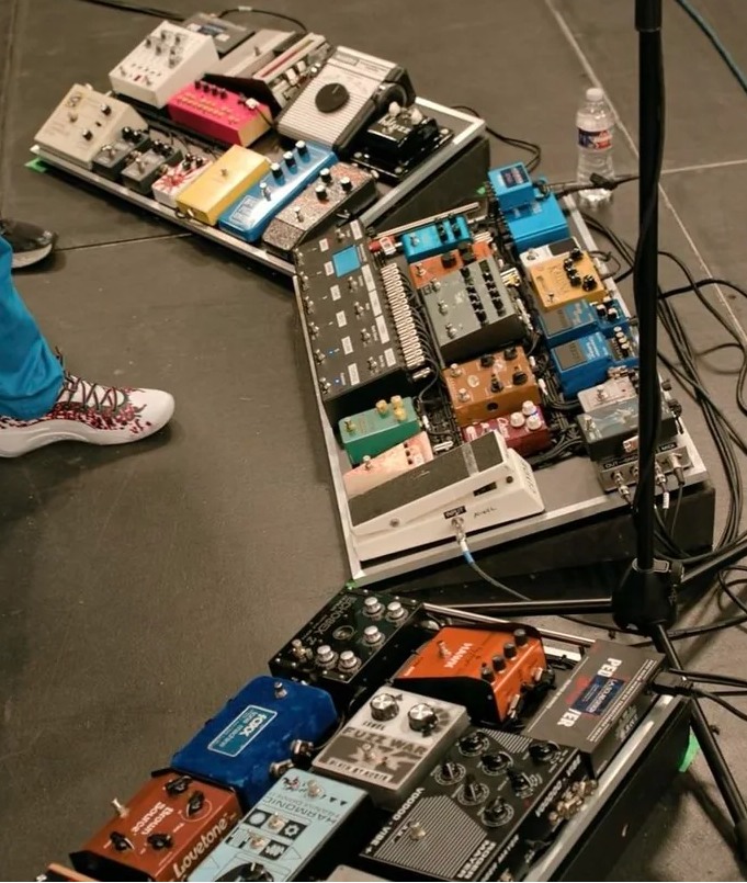Nigel with RJM PBC10 pedalboard in Spinal Tap 2