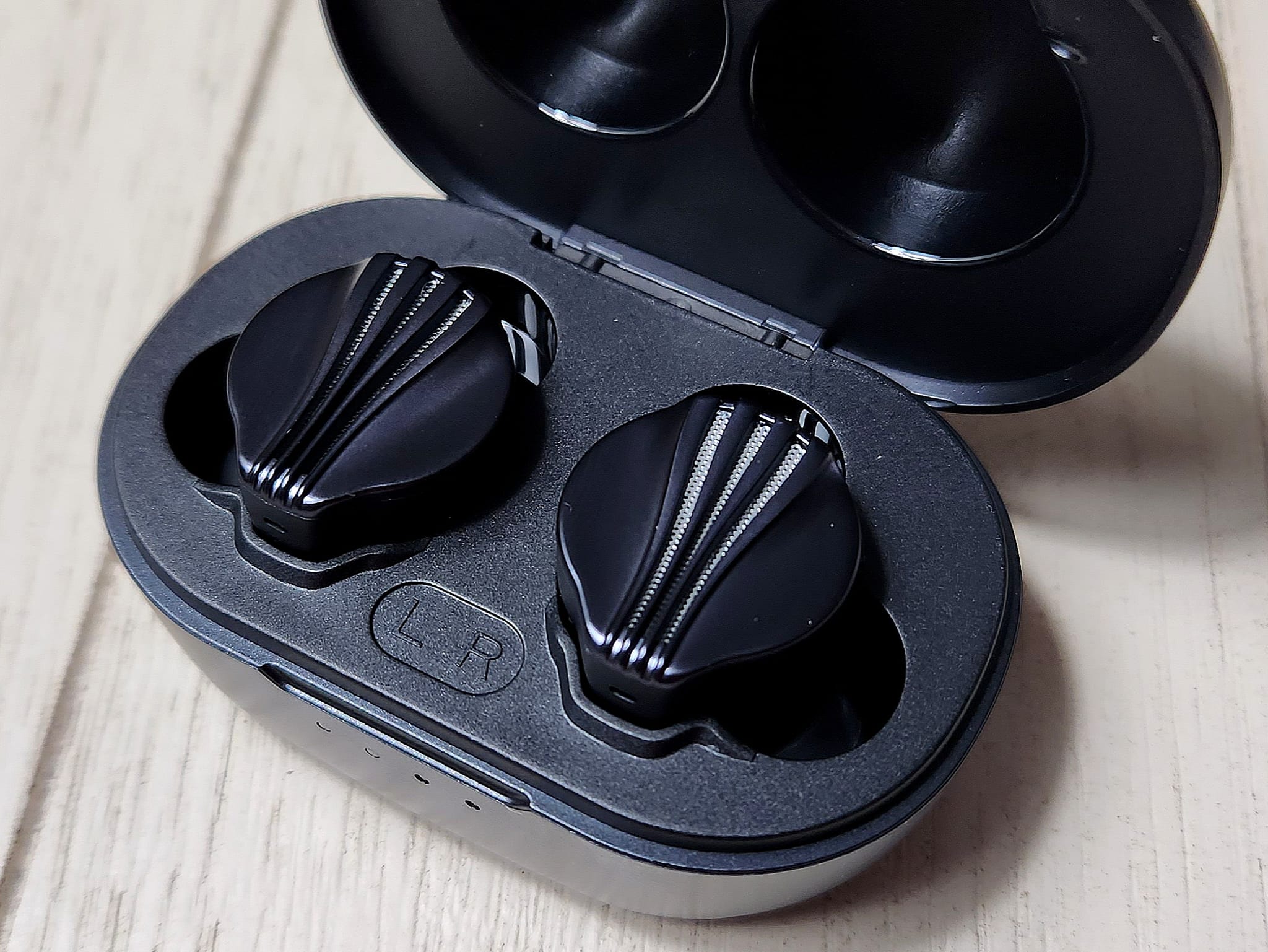 FiiO FW5 true wireless IEMs with AK4332 DAC chip