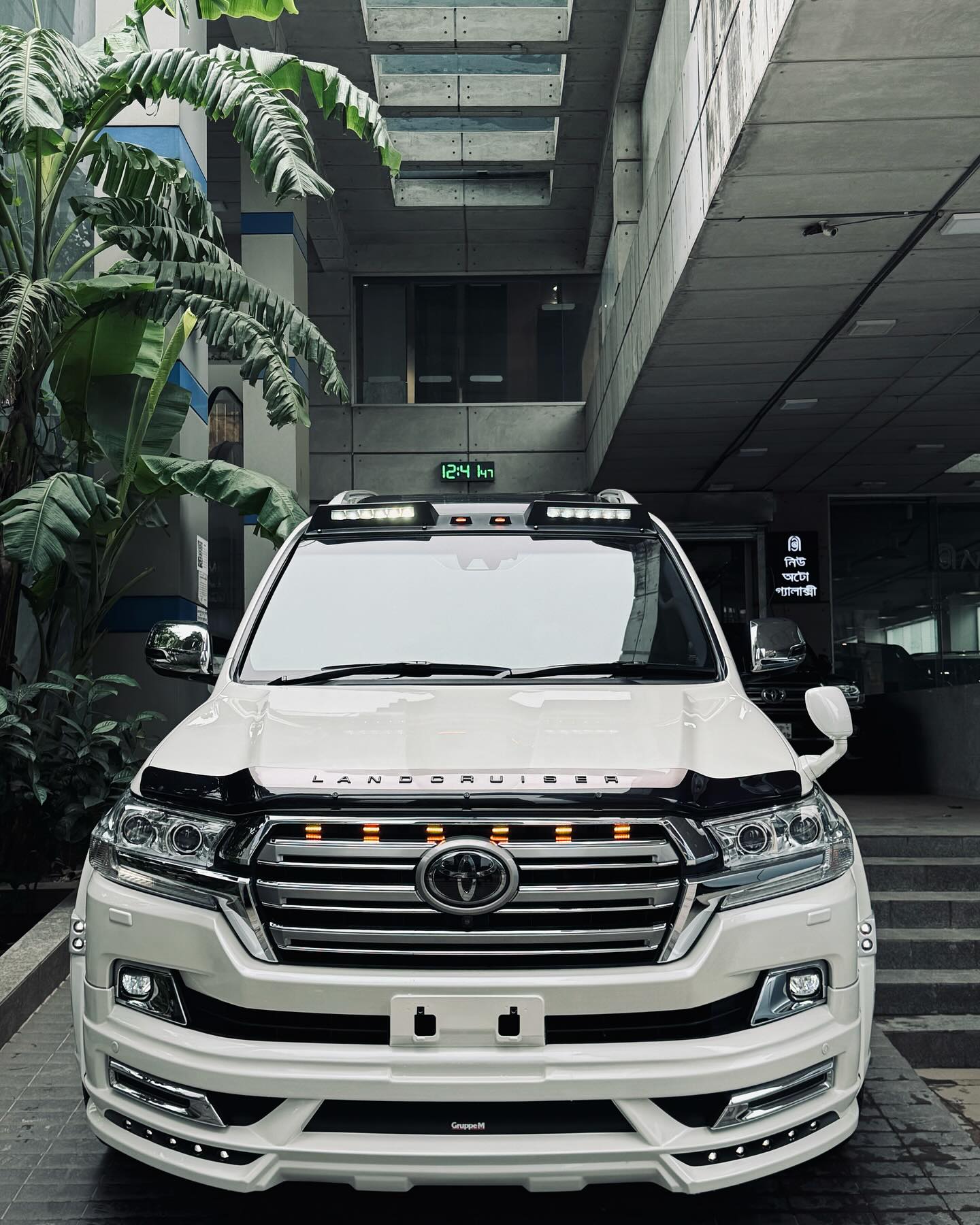 ホワイトM Land Cruiser ZX V8 4.6 Octane V8 Original WALD kits, rims, exhaust