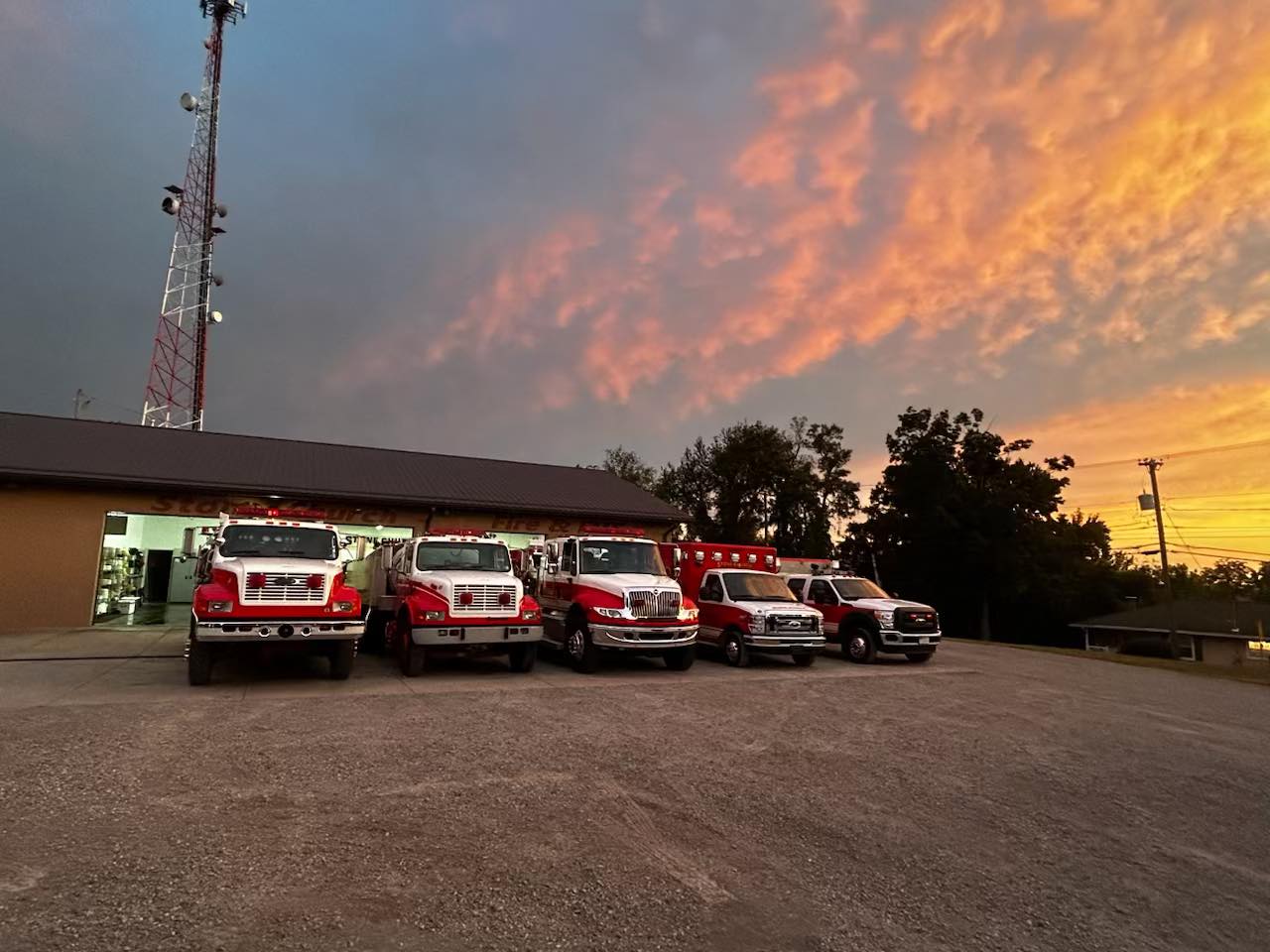 Ladder 20 and Chief... - Bethany Vol. Fire Dept - Station 20 | Facebook