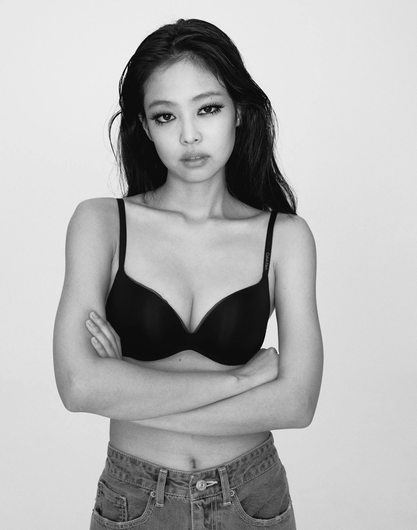 The photobook and merchandise for #JENNIE's 'J2NNI5' Photo