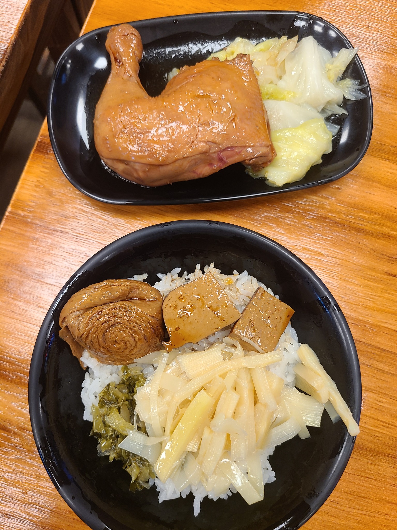 逢甲瘋夜市 - 鹿港洪爌肉飯 逢甲新開的便當店~ 個人覺得cp值還不錯(都在100出一些左右)，...