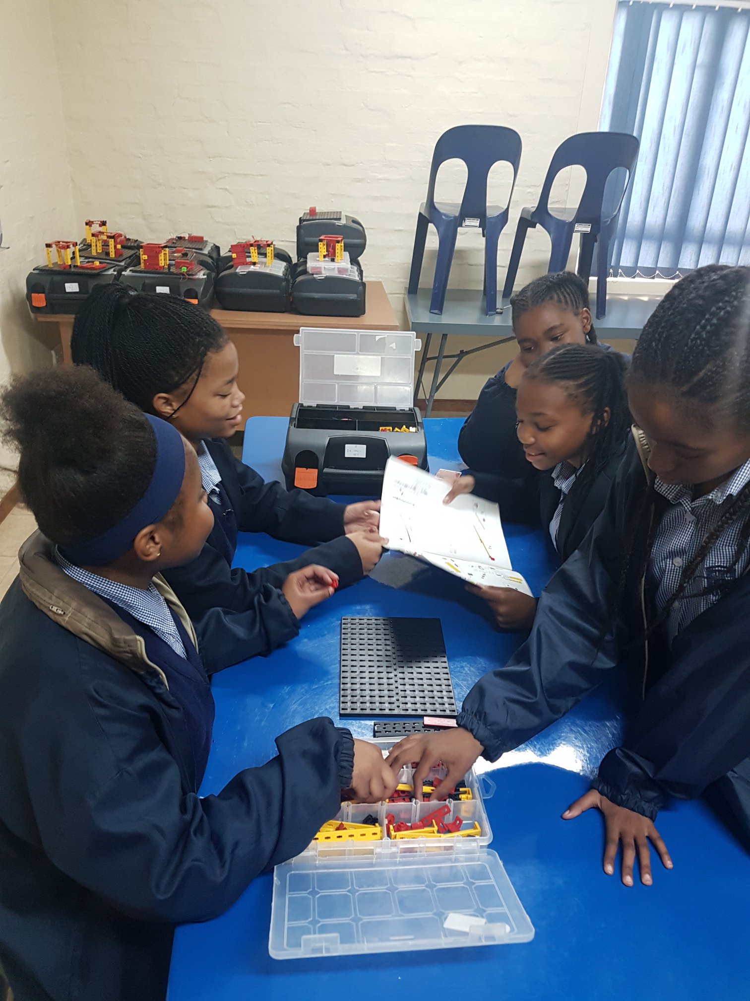 Grade 7E1 experimenting with Da Vinci... - Curro Bloemfontein