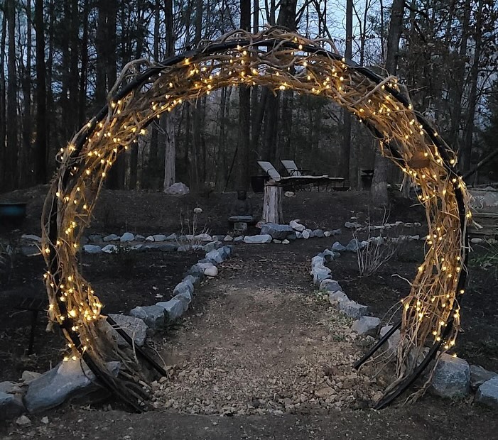 Hier eine tolle Deko Idee für den Garten, wenn ihr noch ein paar Äste vom Grünschnitt übrig habt. Quelle: fb/creativegardening #deko #gartendeko #astreste #weihnachten