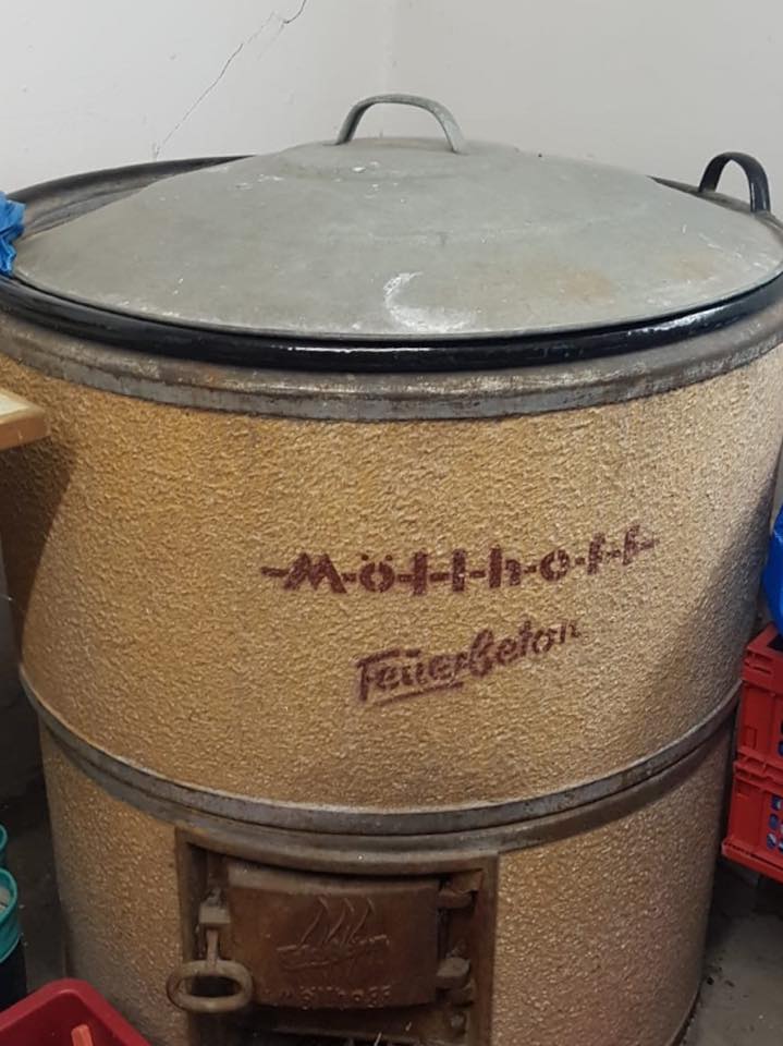 Einen „Einkochkessel“ oder „Waschkessel“ auch „Schlacht- oder Wurstekessel“ aus dem ehemaligen Haushalt von Dr. Mies haben wir gestern abholen dürfen. Danke Monique und Martin Verloop. Den nehmen wir