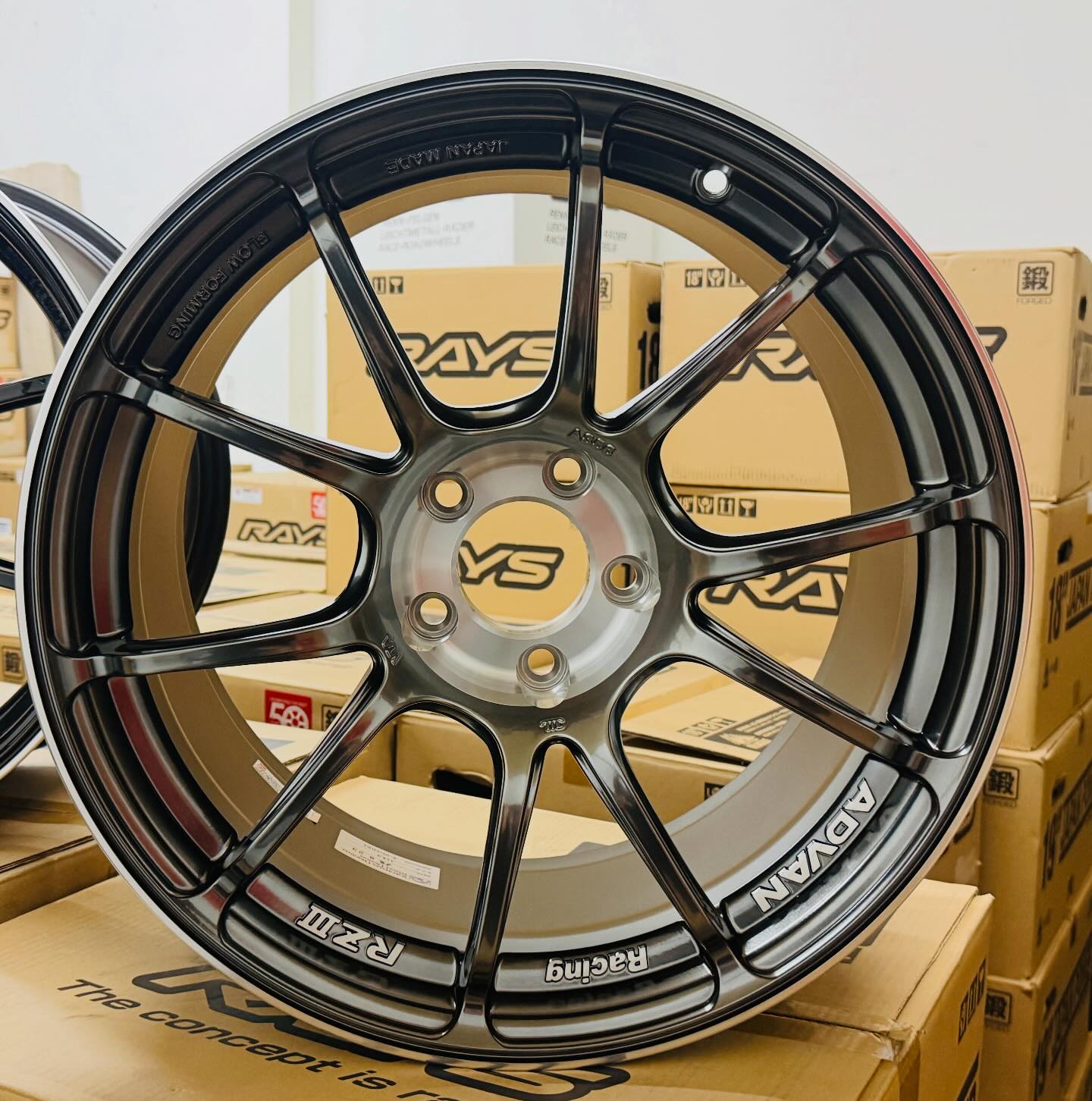 KMS performance - 現貨在庫 ADVAN Racing RZ3 想升級鋁圈，又不想走浮誇路線... | Facebook