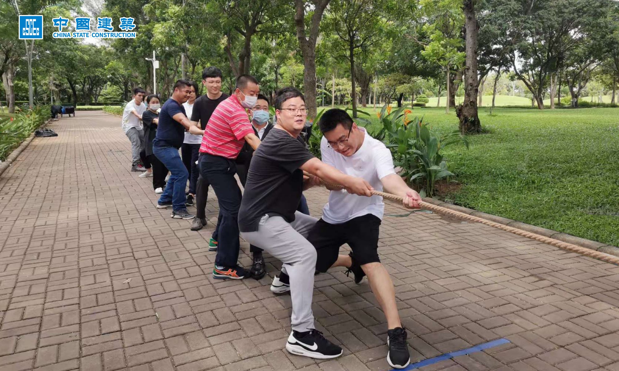 CSCEC Malaysia 中建东南亚马来西亚 - 黄昏下的建筑工地，一群群脊背油亮的民工，三三两两地搬运着生活的瓦砾。 他们，那些来自遥远 ...