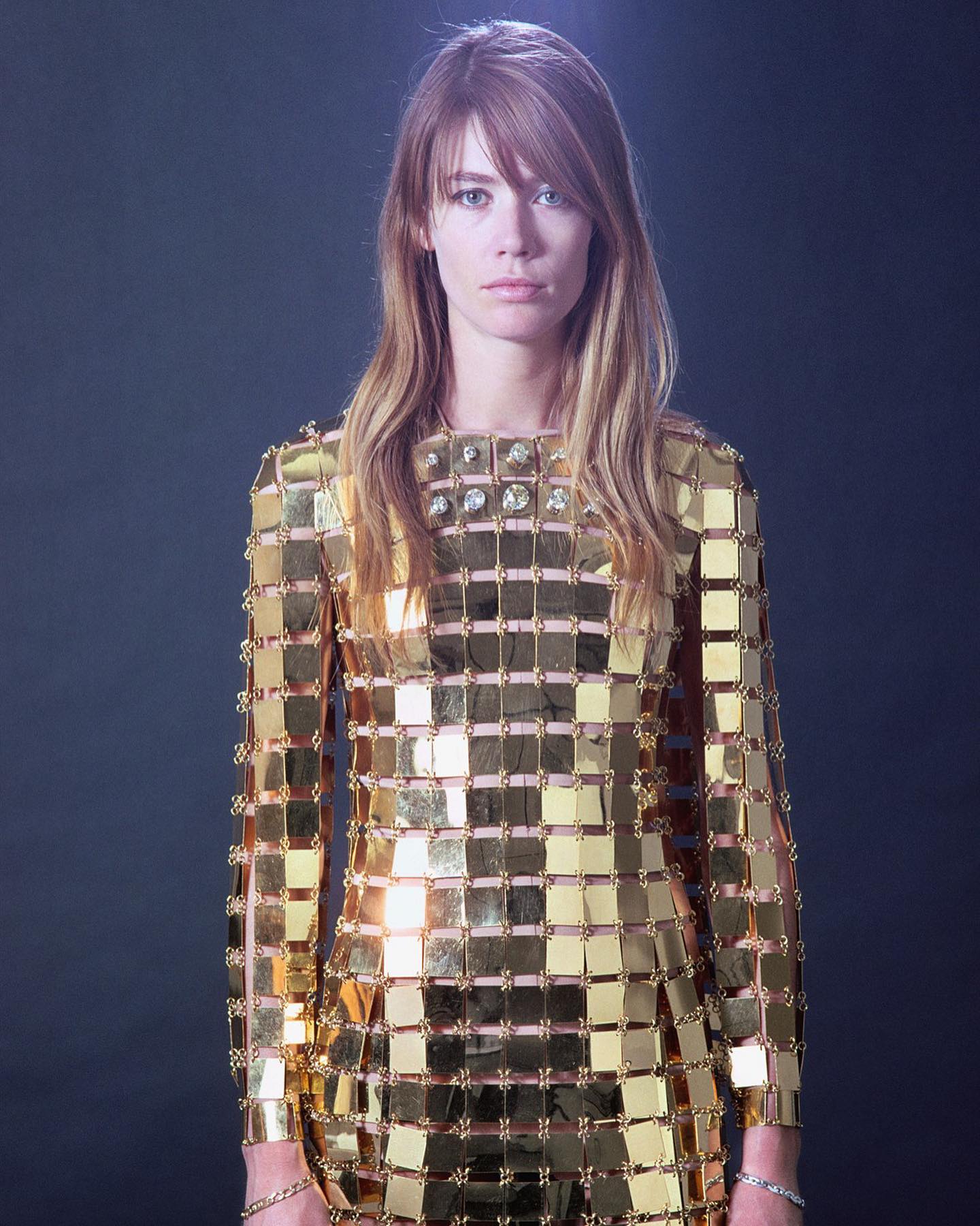 francoise hardy gold dress wears 9kg and 300 carat diamond by Monsieur Rabanne FNF26