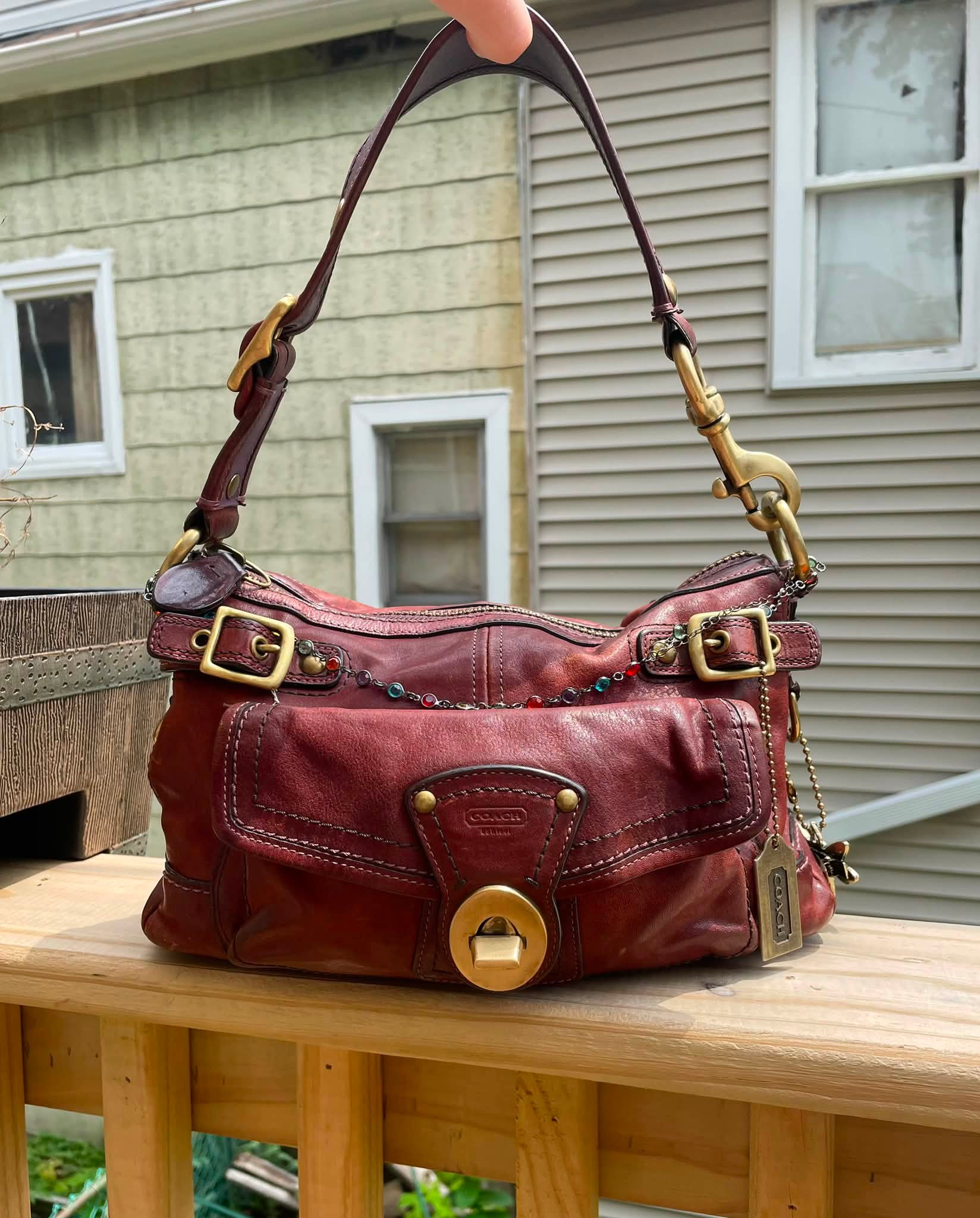 Say hello to your new favorite bag. 💼 This Vintage Y2k Coach