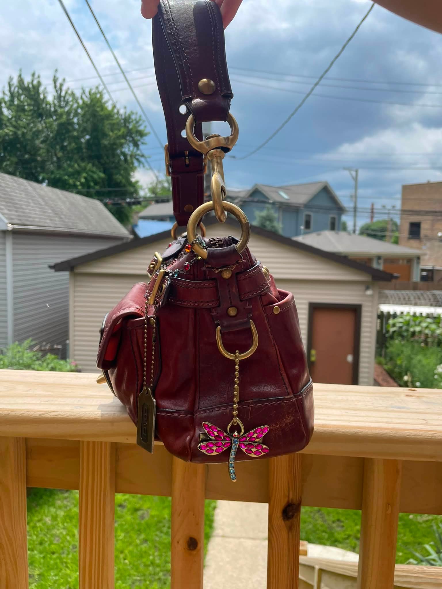 Say hello to your new favorite bag. 💼 This Vintage Y2k Coach