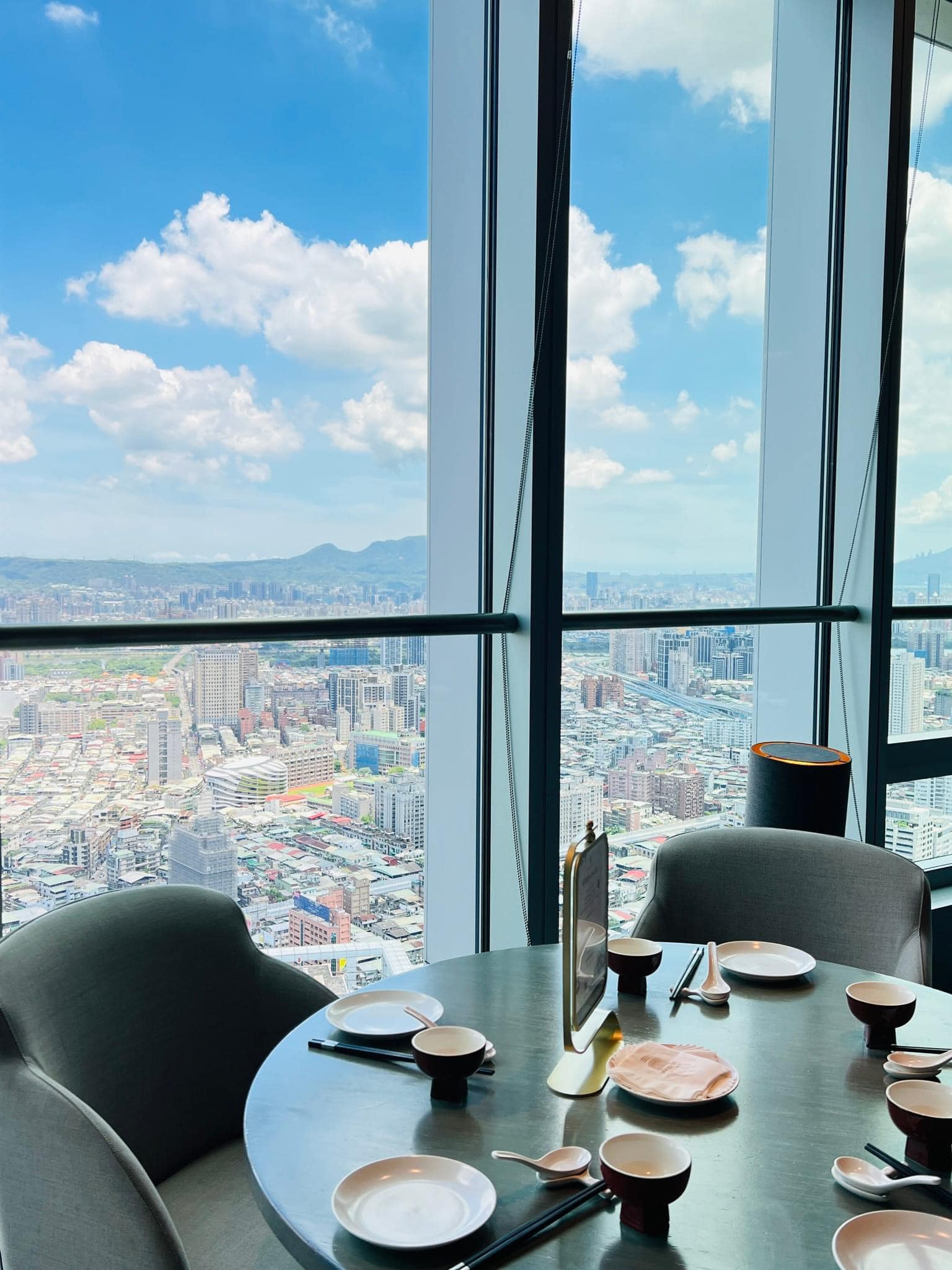 午餐就在高空美景中吃，還行? 藍天白雲、遠山綠意，整個心情都飛揚起來... - 望月樓 Moon Pavilion | Facebook