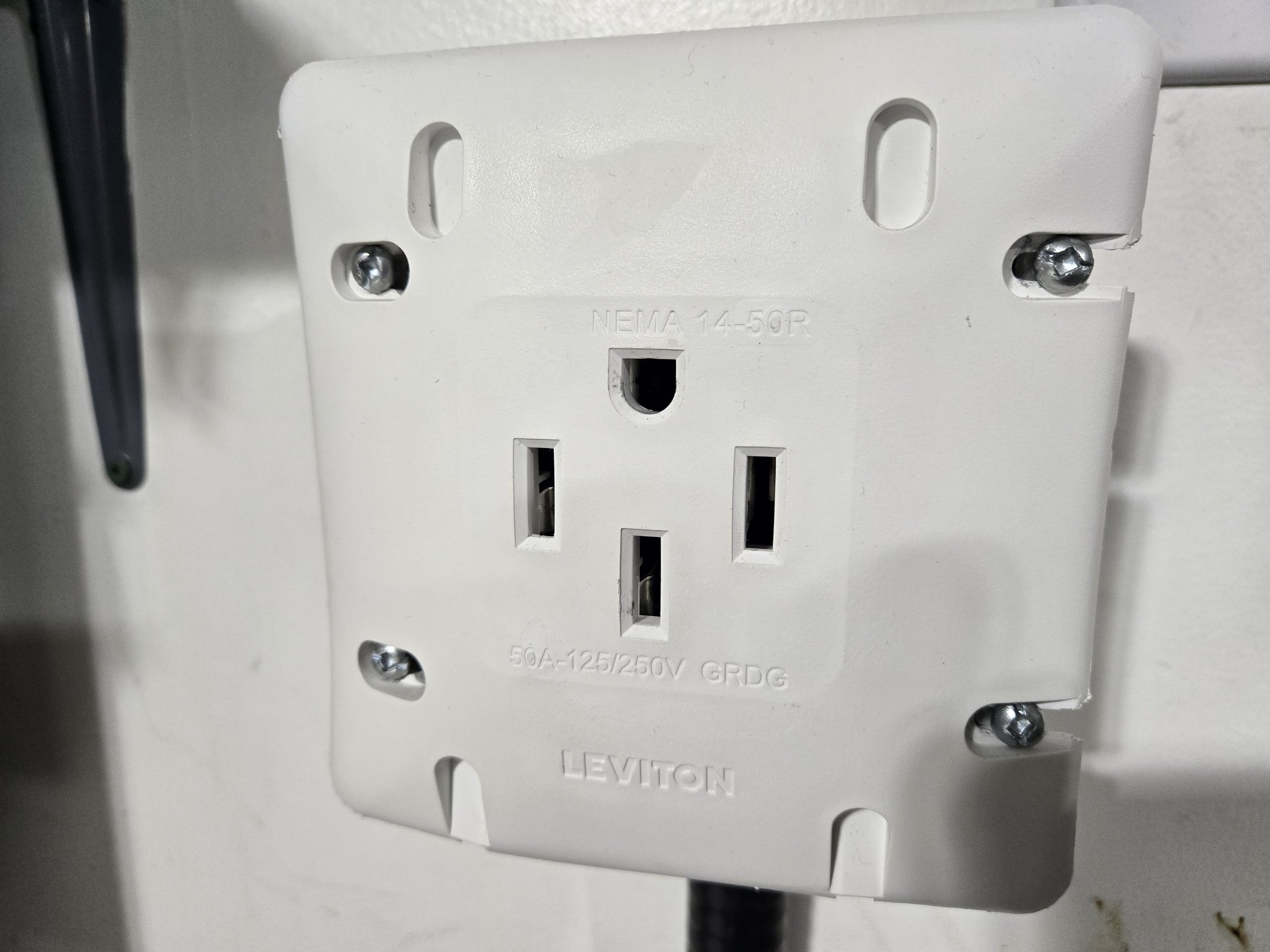 Bryant 9450FR Straight Blade Receptacle, NEMA 14-50R, 50A, 125/250V, Single Outlet