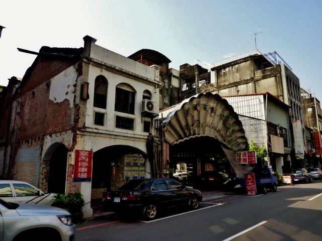 寫作中區 台中紅地氈西餐廳 在中區遊走時 有人曾問我 聽說有個大扇貝餐廳 心想中區 哪來的大扇貝 此時就在中山路走著 往左邊一看 看到一金屬色的招牌裝飾 遠遠望去好像就是扇貝的形狀