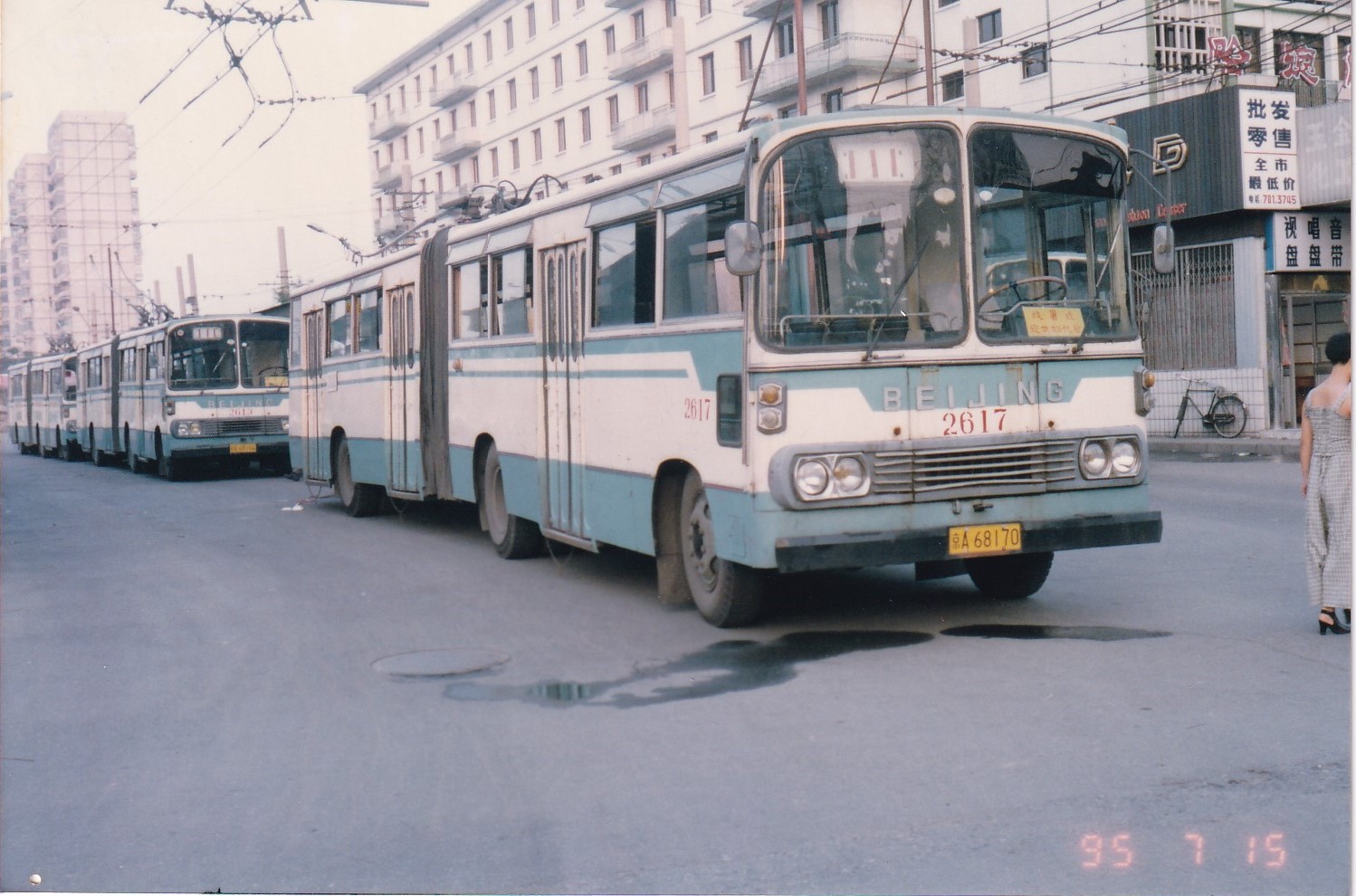 1995年7月、中国へ赴任したばかりのときに北京市内で撮ったバスの写真 