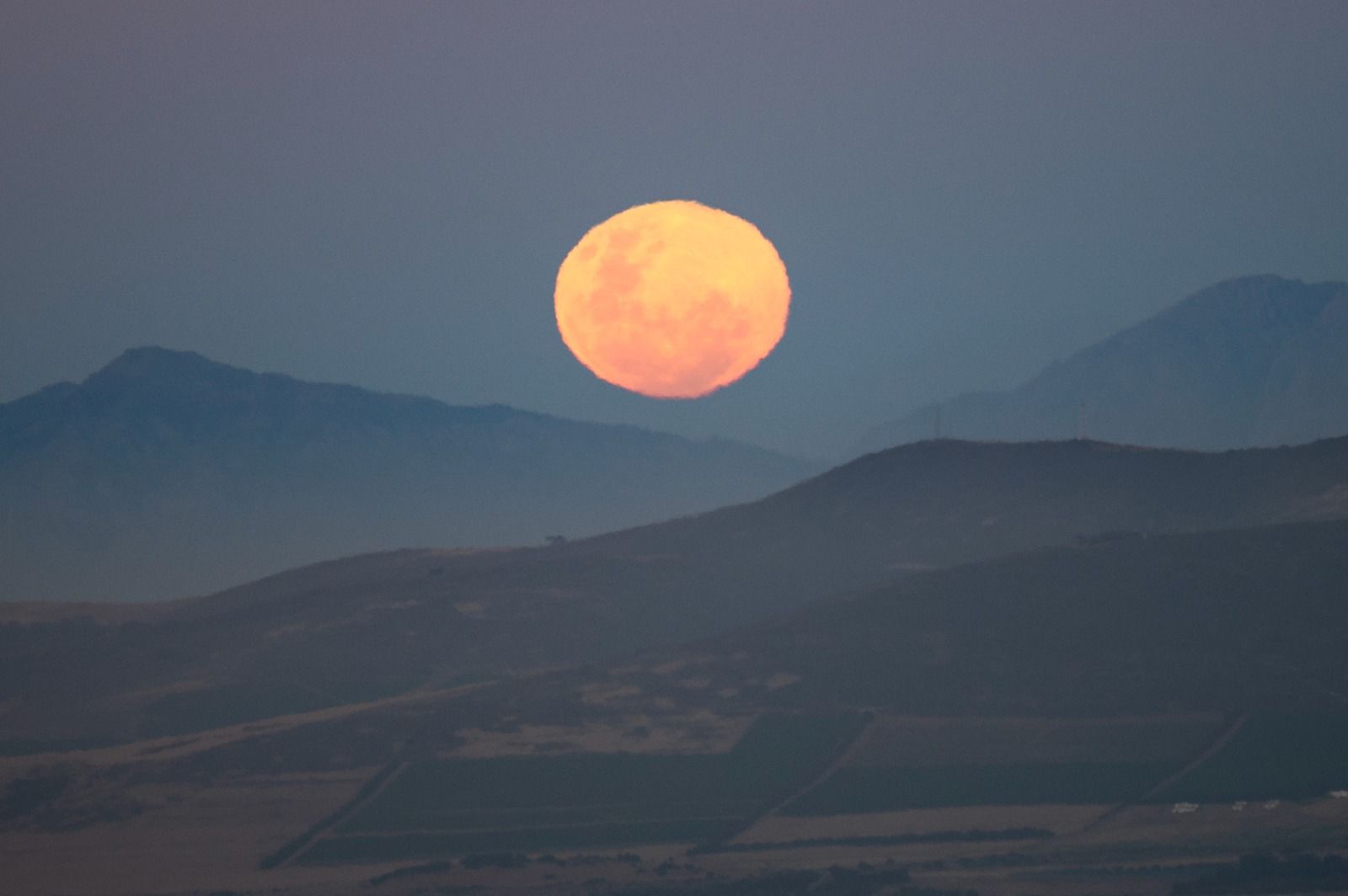 Daily - Standalone - The Springbok full moon rose over Cape Town last ...