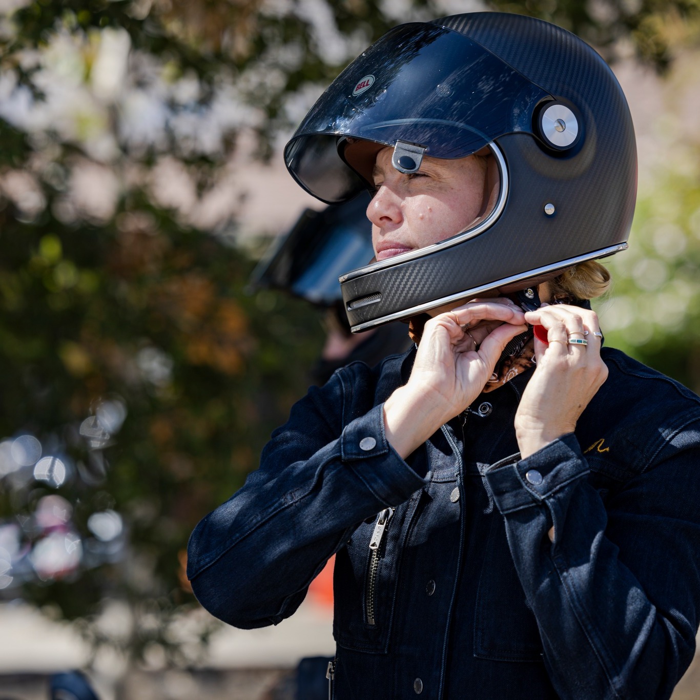 bell bullitt carbon hustle helmet (Matte Carbon The Bell Bullitt GT Carbon helmet honors Bells rich legacy in racing and culture Derived from the iconic Bell