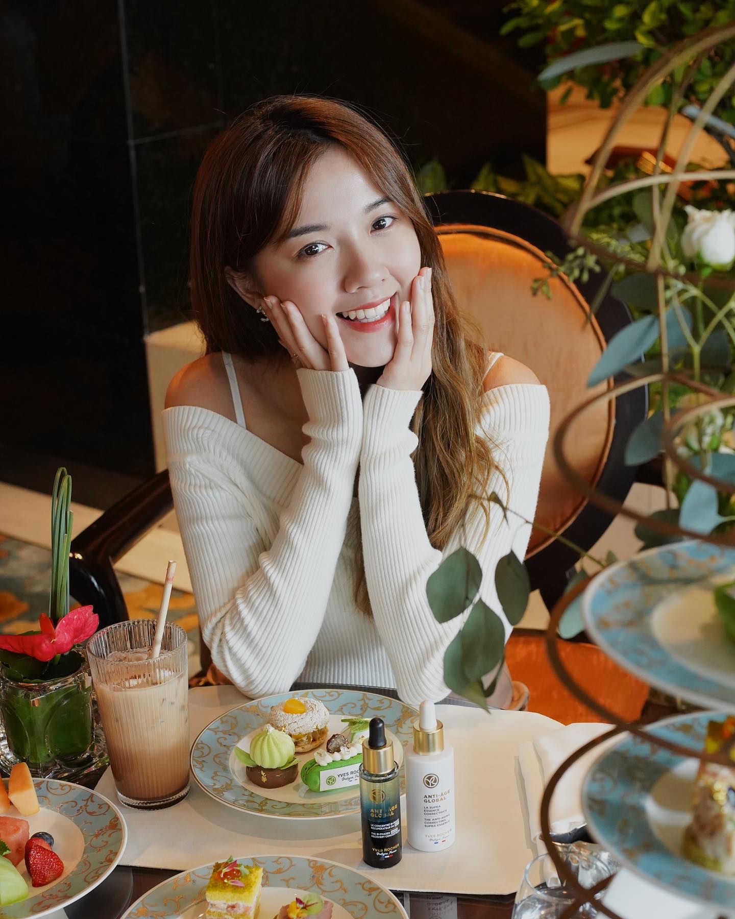 食靚靚high tea 🫖 同 @kaka.wan_ 一齊打扮靚靚 用埋... - Myrilla Li 李文意 My叔