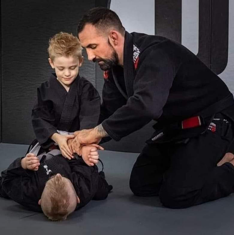 Kickboxen, Boxen, MMA, BJJ, Ringen. Training jeden Tag. Kampfsport für ...