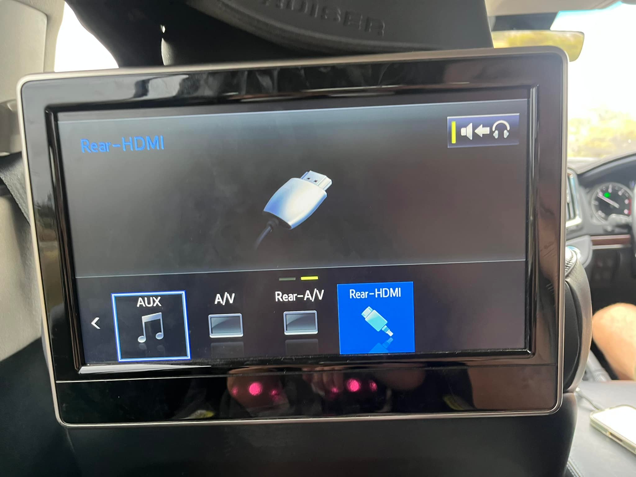 Why won't my phone connect to Toyota Landcruiser 300 rear screens