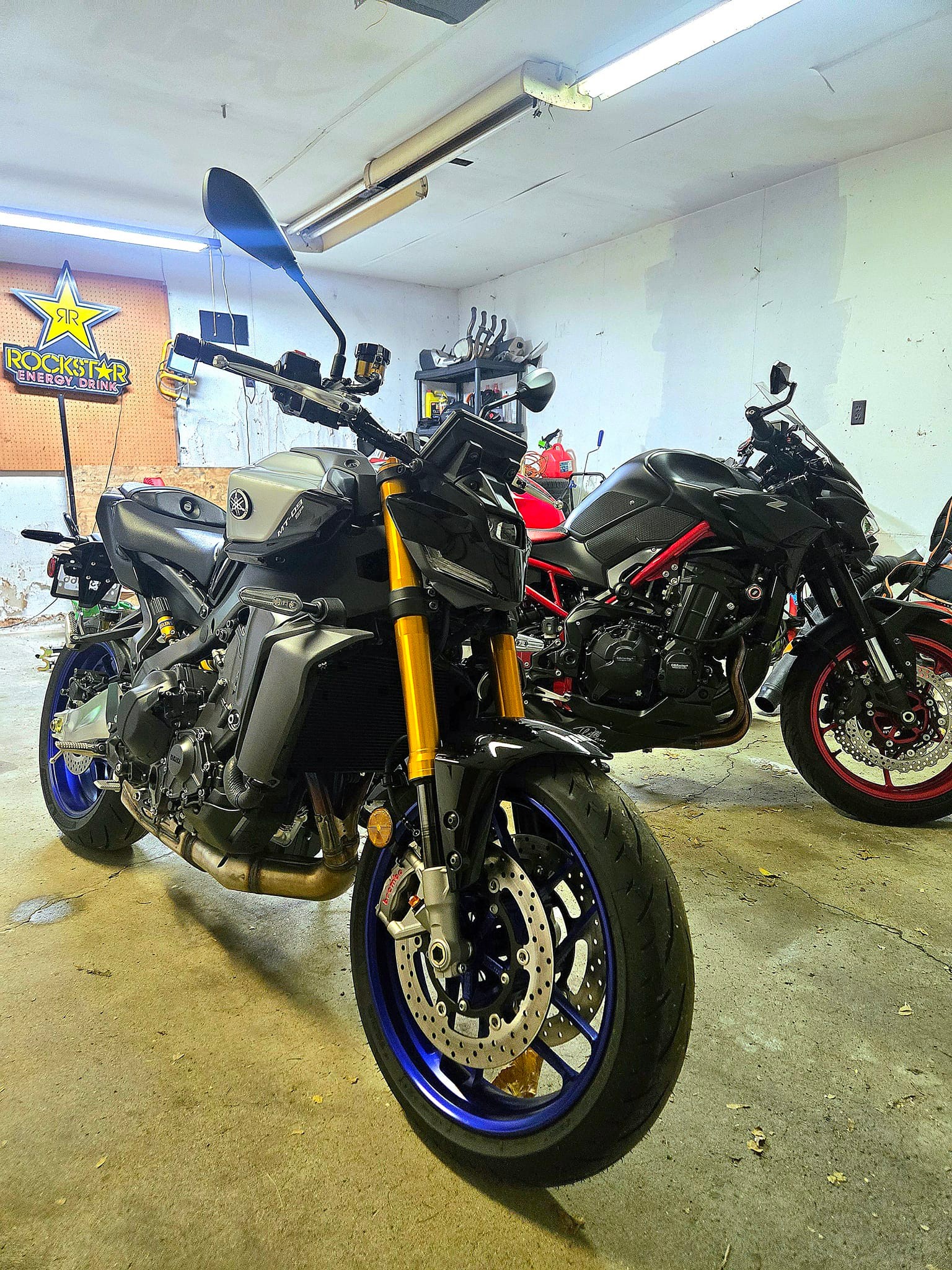 How does the Yamaha MT09 gen4 compare to the Kawasaki Z900?