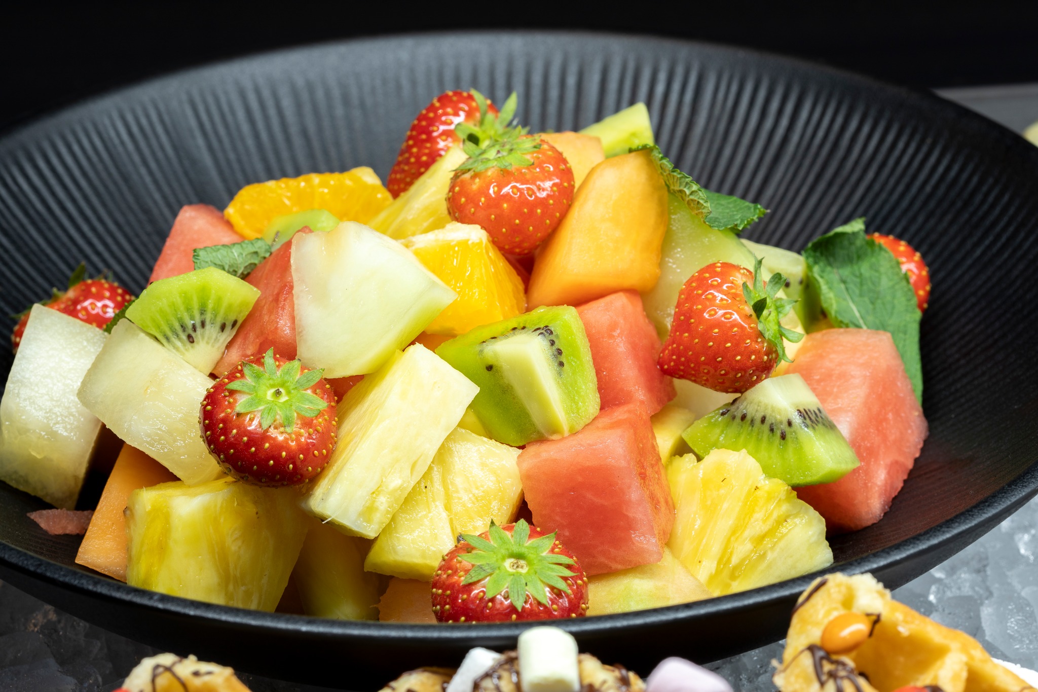 🍫 Von Schokolade aus dem Schokobrunnen, über erfrischendes Obst 🍓🍍🍌 bis hin zu cremigen Profiteroles und 🧇 belgischen Waffeln