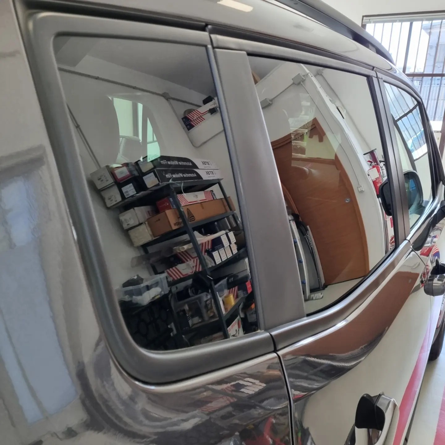Pellicola Oscurante Per Jeep Renegade 5 Porte (2014-...) - 35% Fumo Medio, Vetri Posteriori E Lunotto, Protezione UV E Calore